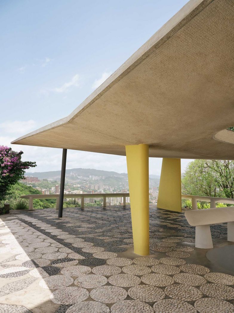 Vor der beeindruckenden Kulisse Caracas' schwebt ein filigranes Vordach über der Terrasse der Villa Planchart. Gio Ponti setzt hier seine Vision der schwebenden Leichtigkeit fort, die das gesamte Gebäude prägt. Die schlanken Stützen tragen das Dach mühelos und verschmelzen mit den eleganten Linien der Fassade. 