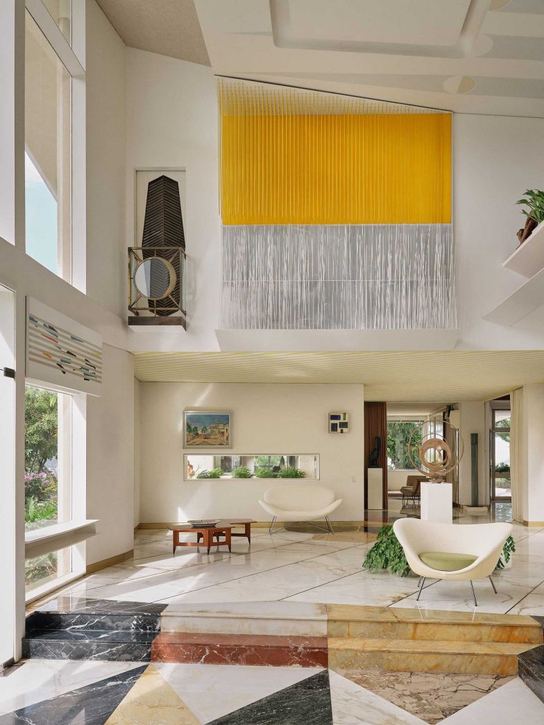 Ponti inszeniert ein faszinierendes Wechselspiel von Volumen und Leere, von Licht und Schatten. Jedes Detail, jede Linie scheint sorgfältig choreografiert. Farbige Materialien werden zu Protagonisten in diesem räumlichen Theater - mal kontrastreich, mal subtil aufeinander abgestimmt.