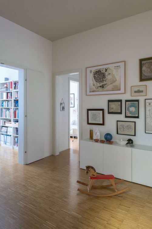 Aus der grosszügigen Eingangshalle öffnen sich Wohnraum und Arbeitszimmer mit Doppeltüren, der Gang führt zu den Schlafzimmern an der «Garten-seite» des Hauses. Über der Kommode von Ikea hängen alte Landkarten, die das Ehepaar auf seinen Reisen gesammelt hat.