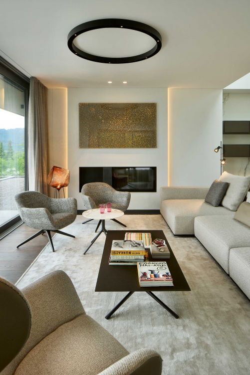 Wie die Lounge in einem chicen Boutiquehotel wirkt der Wohnbereich mit Cheminée. Kein Wunder, ist er der Lieblingsraum der Bauherrin.