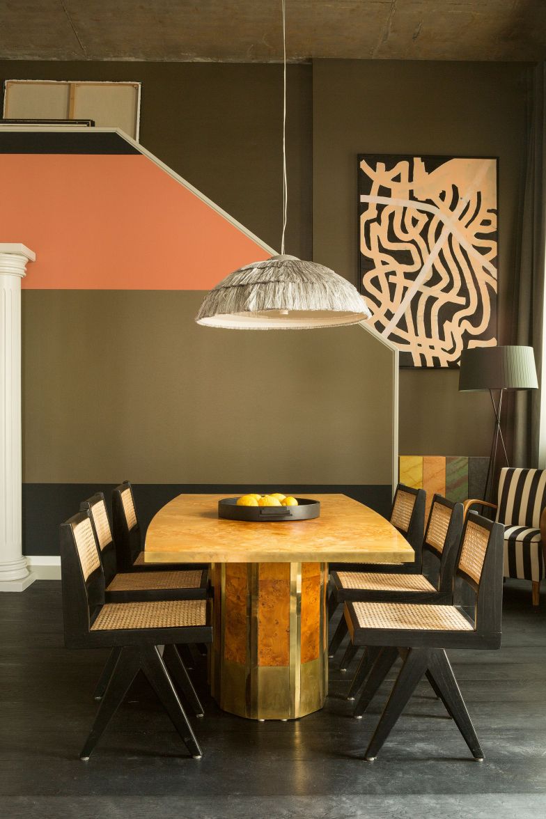 Der Esstisch aus den 1970er-Jahren von Willy Rizzo war zuerst da. Der Designer hat die restlichen Möbel ganz darauf abgestimmt. Die Stühle sind aus der «Chandigarh»-Serie von Pierre Jeanneret; die Pendelleuchte «Big Pascha» ist ein Entwurf des deutschen Labels Frau Maier.