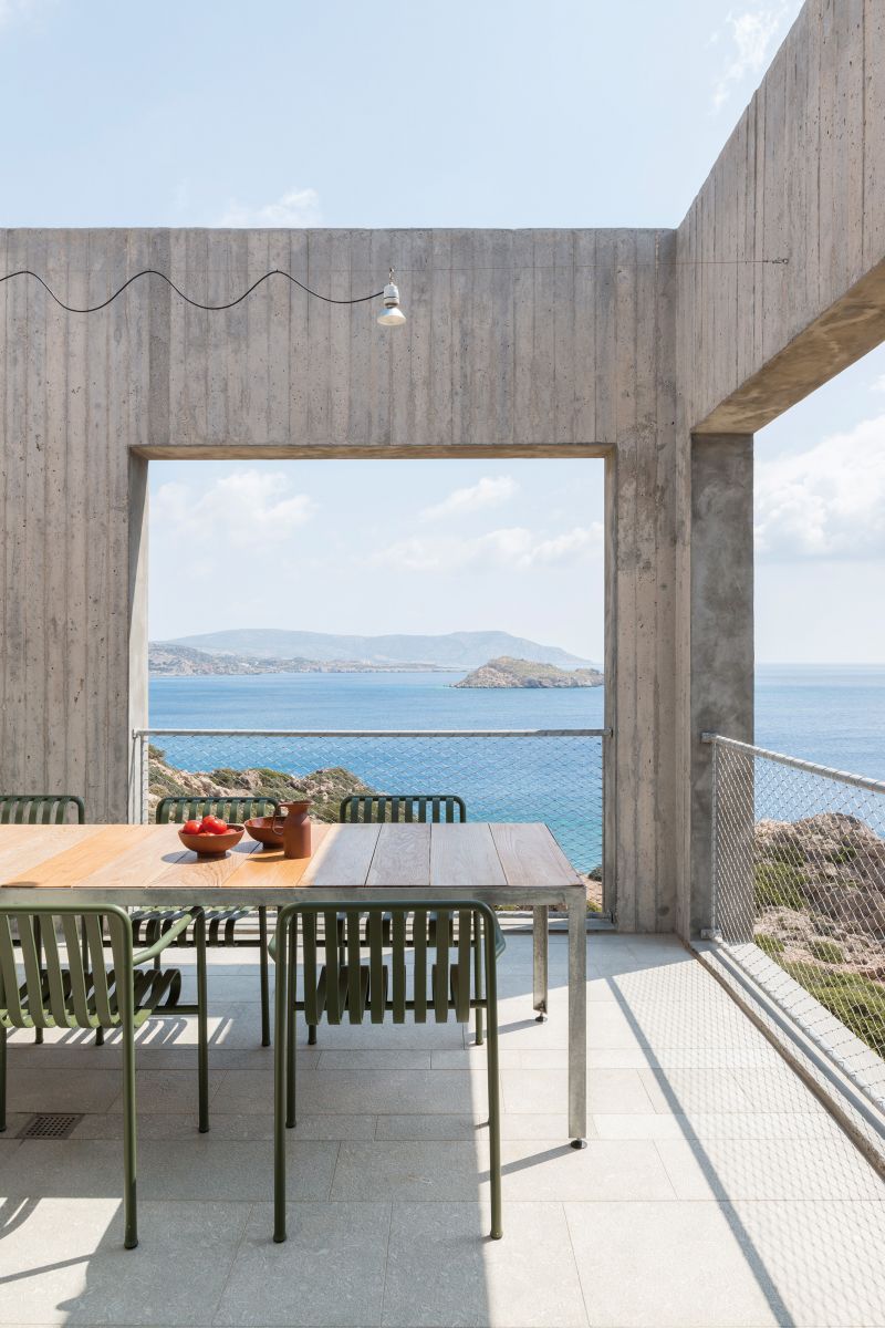 Der Blick reicht weit über das Meer. Auf der Terrasse kann man einen spektakulären Sonnenaufgang erleben. Die Terrassenstühle sind von Hay; der Tisch ist ein Entwurf der Architekten.