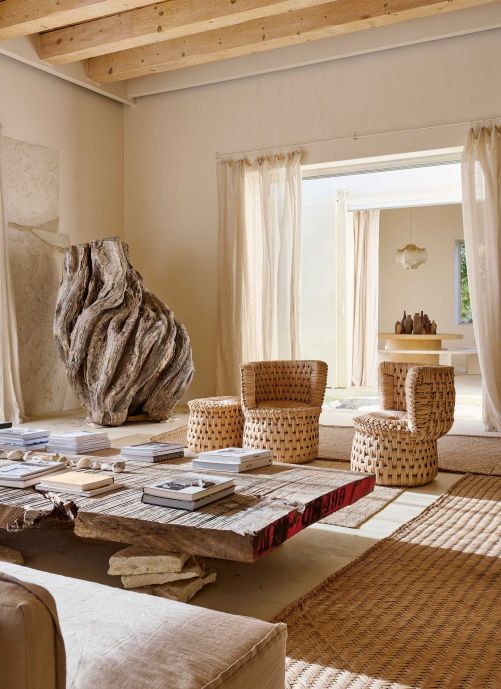 Die hohen Decken und dicken Wände lassen viel Licht herein und vermitteln ein Gefühl von Offenheit, während zahlreiche private Lese- und Entspannungsnischen zur Selbstreflexion einladen. Eine über zwei Meter hohe Baumwurzel, die am Strassenrand gefunden und mühsam transportiert wurde, dient als skulpturiere Blickfang im Wohnzimmer.