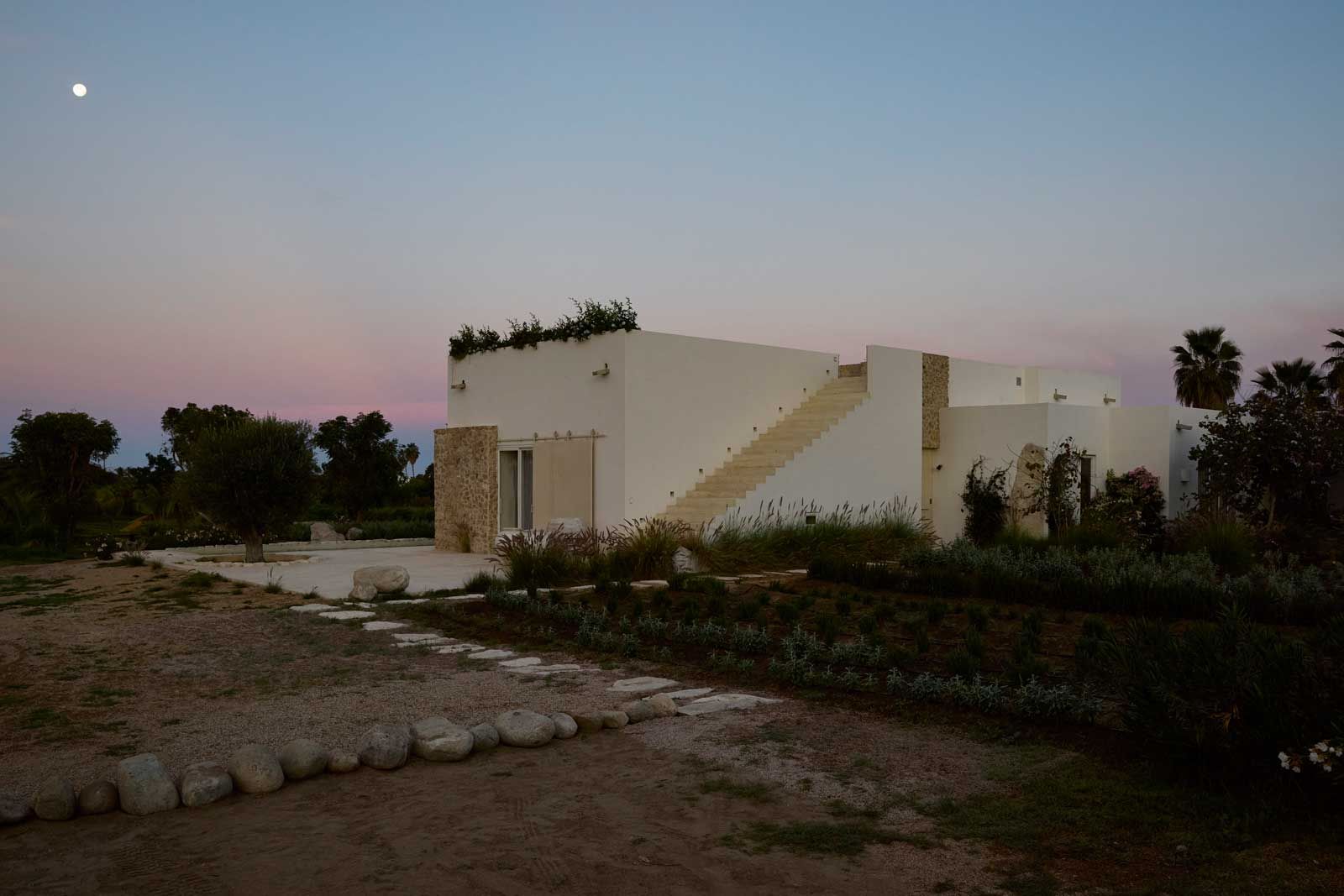 Nua Nakūi ist ein 100 Prozent netzunabhängiges Detox-Spa, das mit ­Sonnenkollektoren betrieben wird und Wasser aus den umliegenden ­Bergen bezieht. Es bietet Platz für bis zu vier Gäste und besteht aus zwei Hauptgebäuden, die durch einen Aussenbereich miteinander ­verbunden sind.