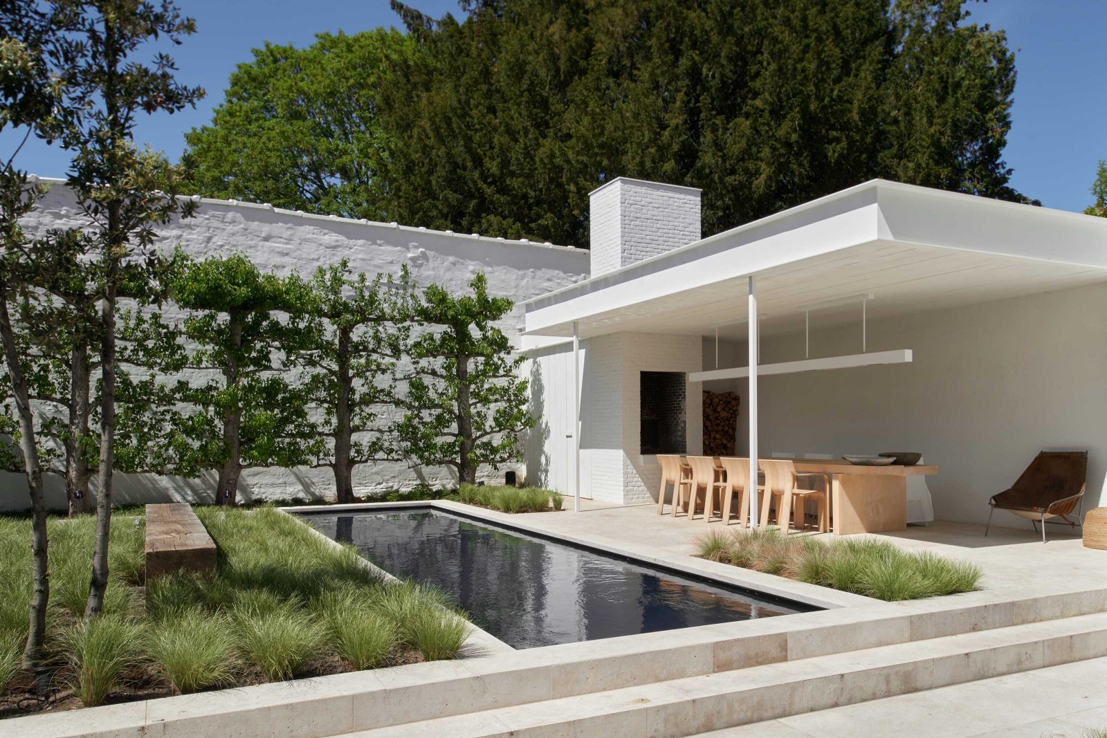 Der eigene Hofgarten inmitten der Stadt war für Kim und Paul Vanrunxt ein wichtiger Grund, das Haus aus den 1960er-Jahren zu erwerben. Das 200 Quadratmeter grosse Stück Natur beeinflusste die gesamte Innenraumgestaltung.