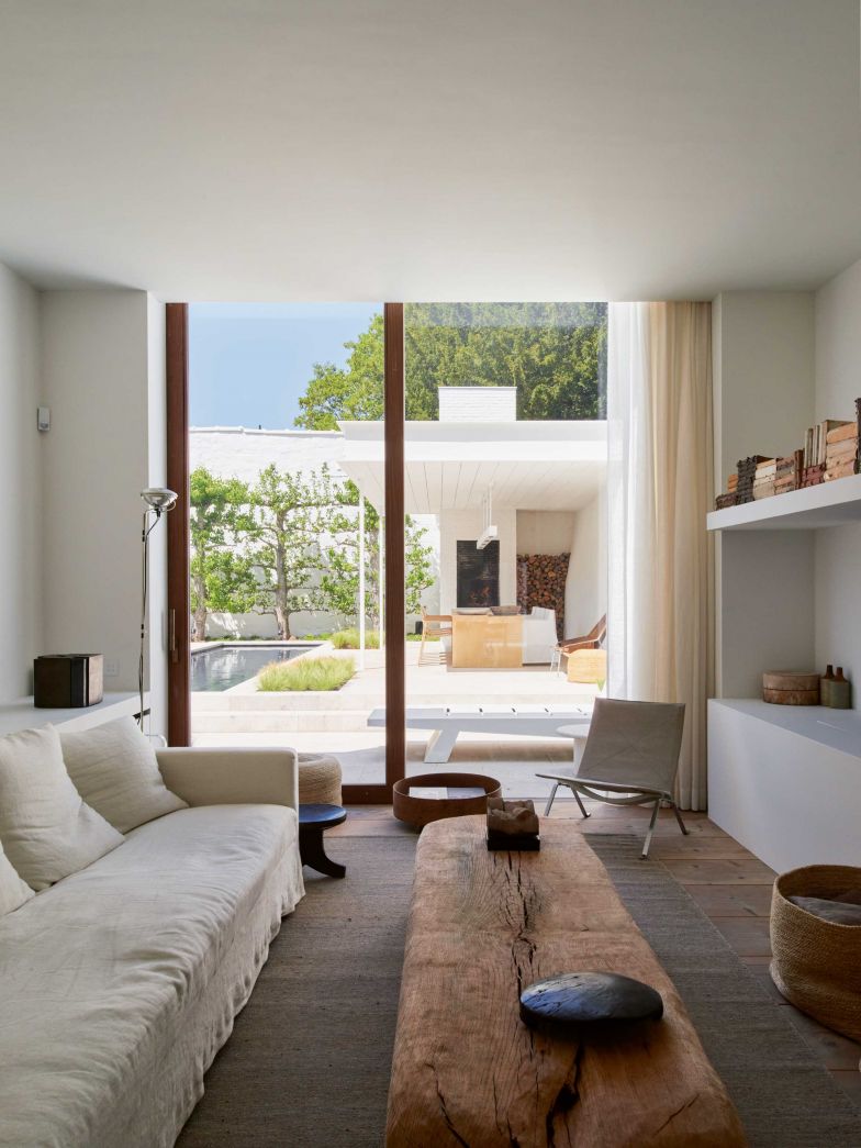 Trotz der teils rustikalen Elemente kommt alles leicht und modern daher. In der Ecke am Fenster steht der «PK22» von Poul Kjaerholm für Fritz Hansen. Der ungewöhnliche Couchtisch ist ein Eigenentwurf aus massiver Eiche.