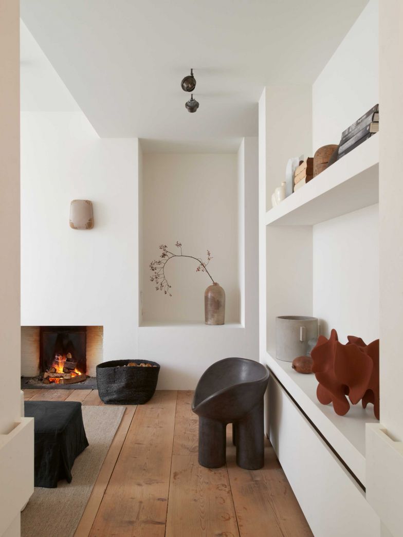 Die verschiedenen Töpfe und Krüge hat das Paar auf dem Flohmarkt zusammengetragen.