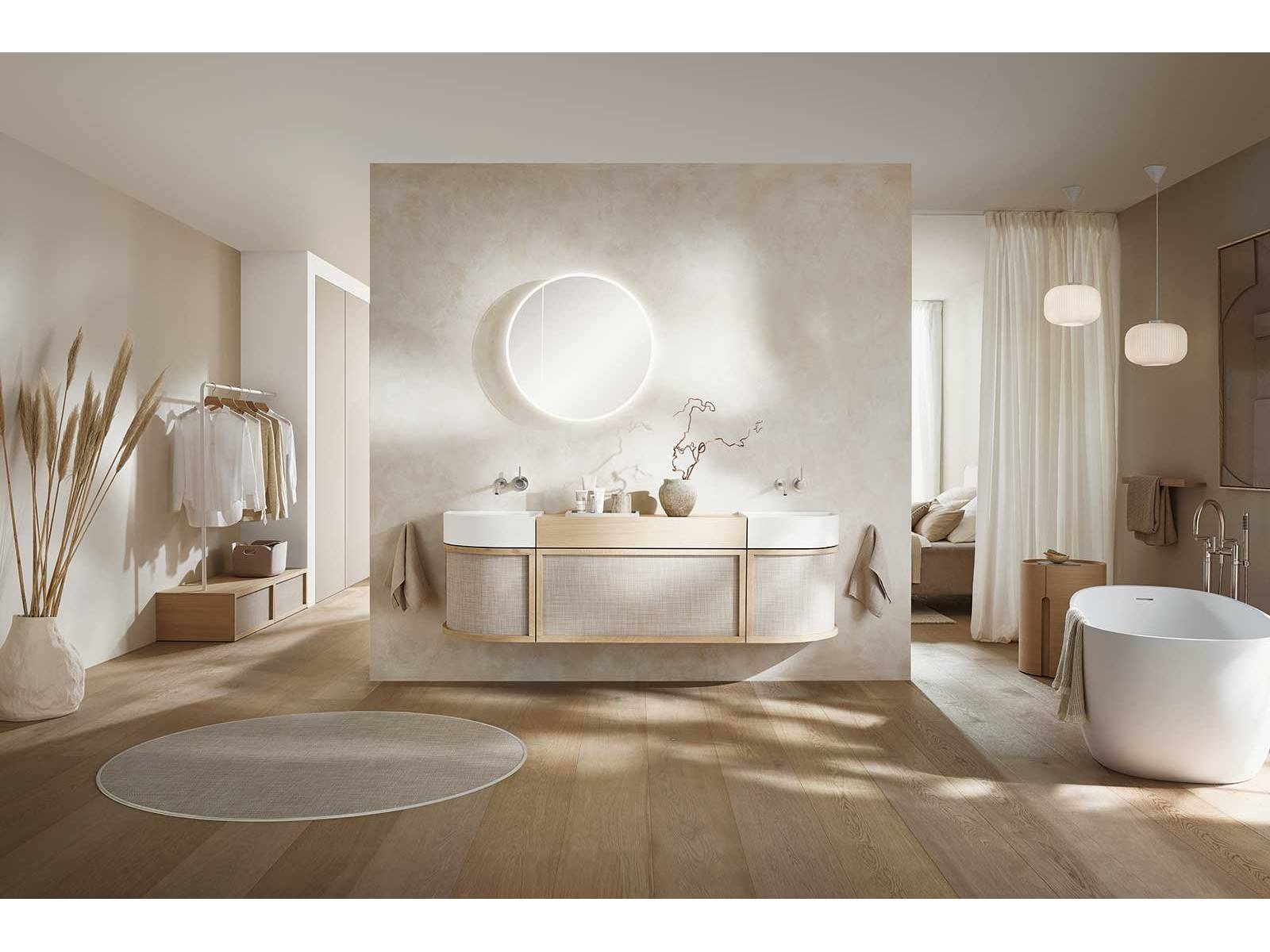 Die Kollektion «Alterna yuwia» von Iria Degen denkt das Bad neu – vom Detail bis zum Raumgefühl. Sanft gerundete Konturen, ruhige Farben und raffinierte Materialien schaffen eine Atmosphäre, die über das Bad hinaus bis in den Wohnbereich wirkt. SANITAS TROESCH.