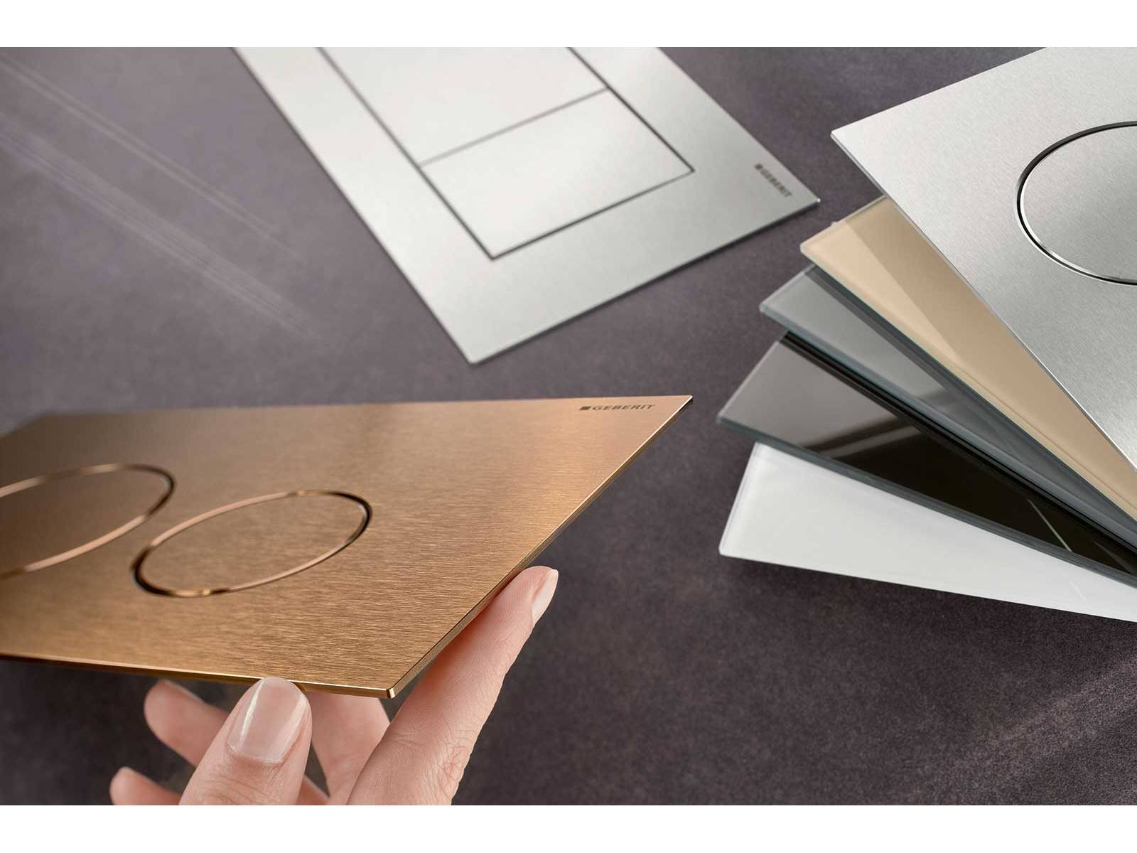 Nur vier Millimeter genügen, um Präsenz zu zeigen: Die Betätigungsplatte «Sigma40» inszeniert Funktion als Gestaltungselement. In Glas oder Metall, mit feinen Rundungen oder klarer Geometrie, entsteht ein Spiel aus Licht, Tiefe und makelloser Oberfläche. GEBERIT.