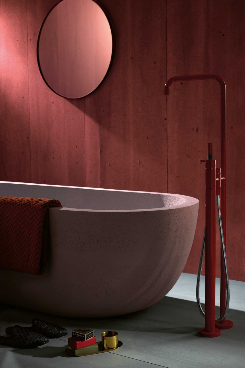 Sie gelten als Klassiker im Badbereich, denn die Produkte des dänischen Unternehmens schauen auf eine lange Geschichte zurück. Es gibt sie in zahlreichen Oberflächenausführungen, wie zum Beispiel auch die freistehende Wannen- und Brausearmatur «FS1», hier in einer karminroten Ausführung. Vola.