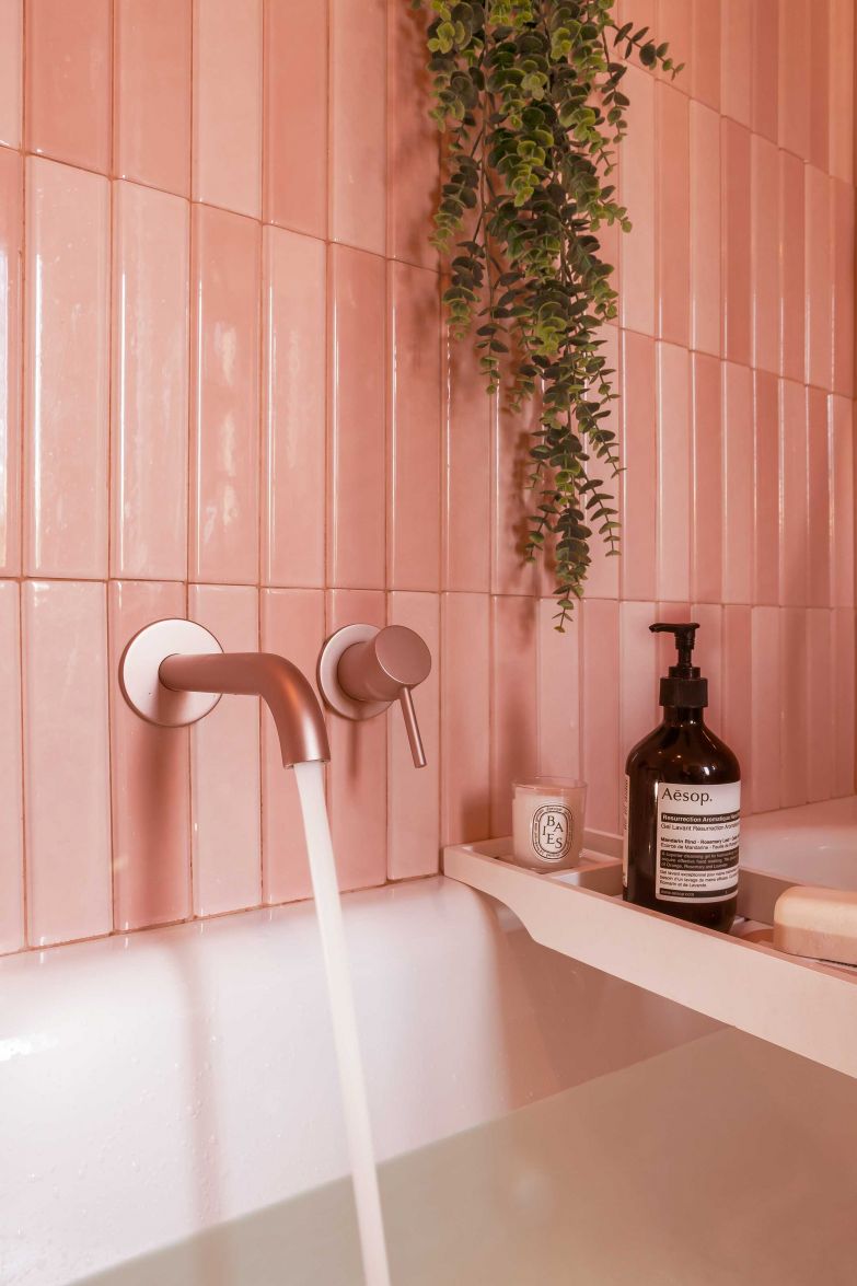 «La vie en rose» war bei dieser Badgestaltung massgebend. Passend dazu fiel die Wahl auf die von Rundungen geprägte Armatur «Cleo 84», die es in zahlreichen Farbausführungen gibt, wie eben auch «Silky Rose» in Matt Luxe. Fir Italia.