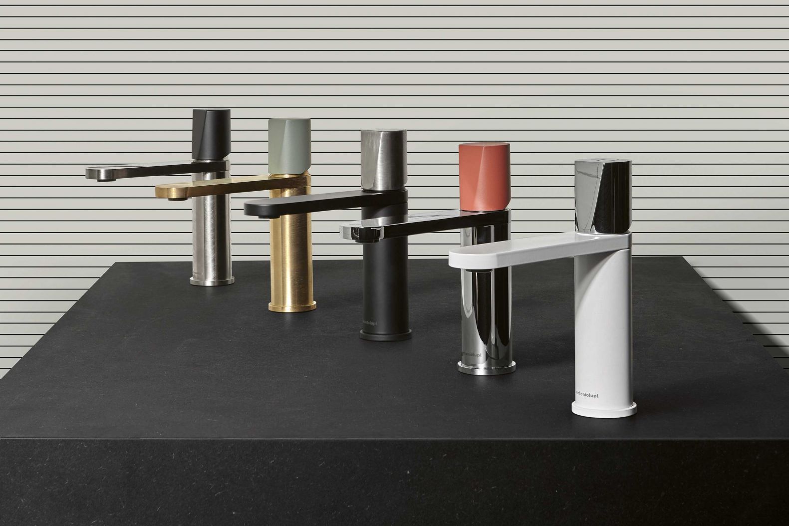 Für mehr Farbe im Bad plädiert auch dieses Unternehmen, das seine Kollektion «Indigo» mit neuen Tönen erweitert – und zwar beim Knauf, dem augenfälligen Designmerkmal der Serie. Antonio Lupi Design.