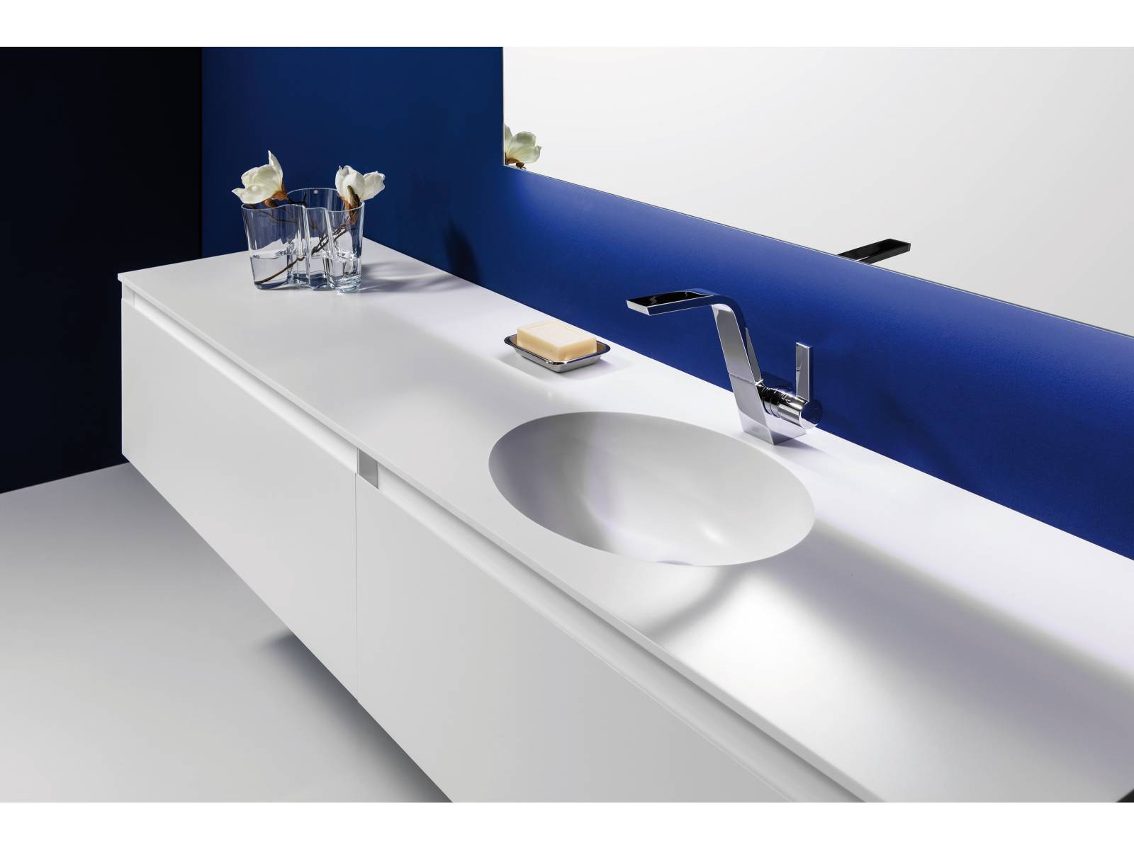 Als besonders widerstandsfähig erweist sich der Mineralwerkstoff «Soft &amp; Sharp», der den auf Wunsch massgefertigten Waschtischplatten mit der mattweissen Oberfläche eine samtige Haptik verleiht. Repabad.