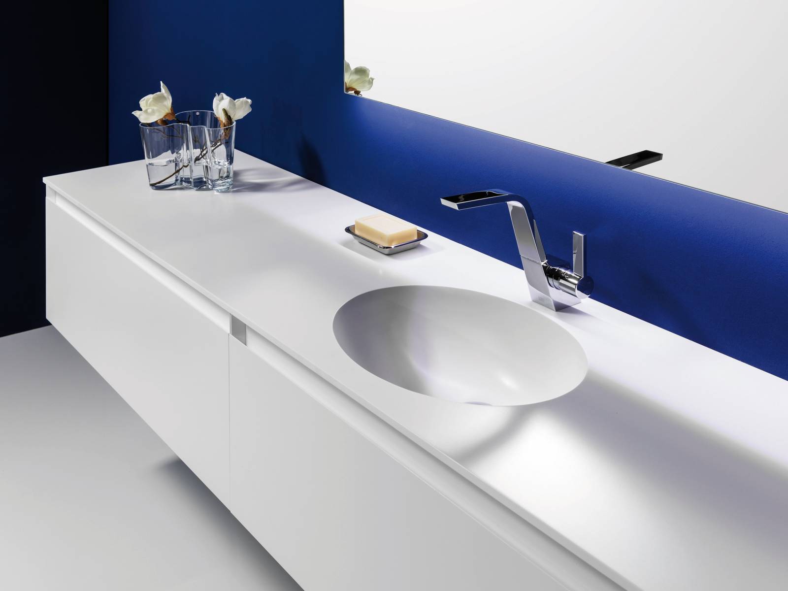 Als besonders widerstandsfähig erweist sich der Mineralwerkstoff «Soft & Sharp», der den auf Wunsch massgefertigten Waschtischplatten mit der mattweissen Oberfläche eine samtige Haptik verleiht. Repabad.