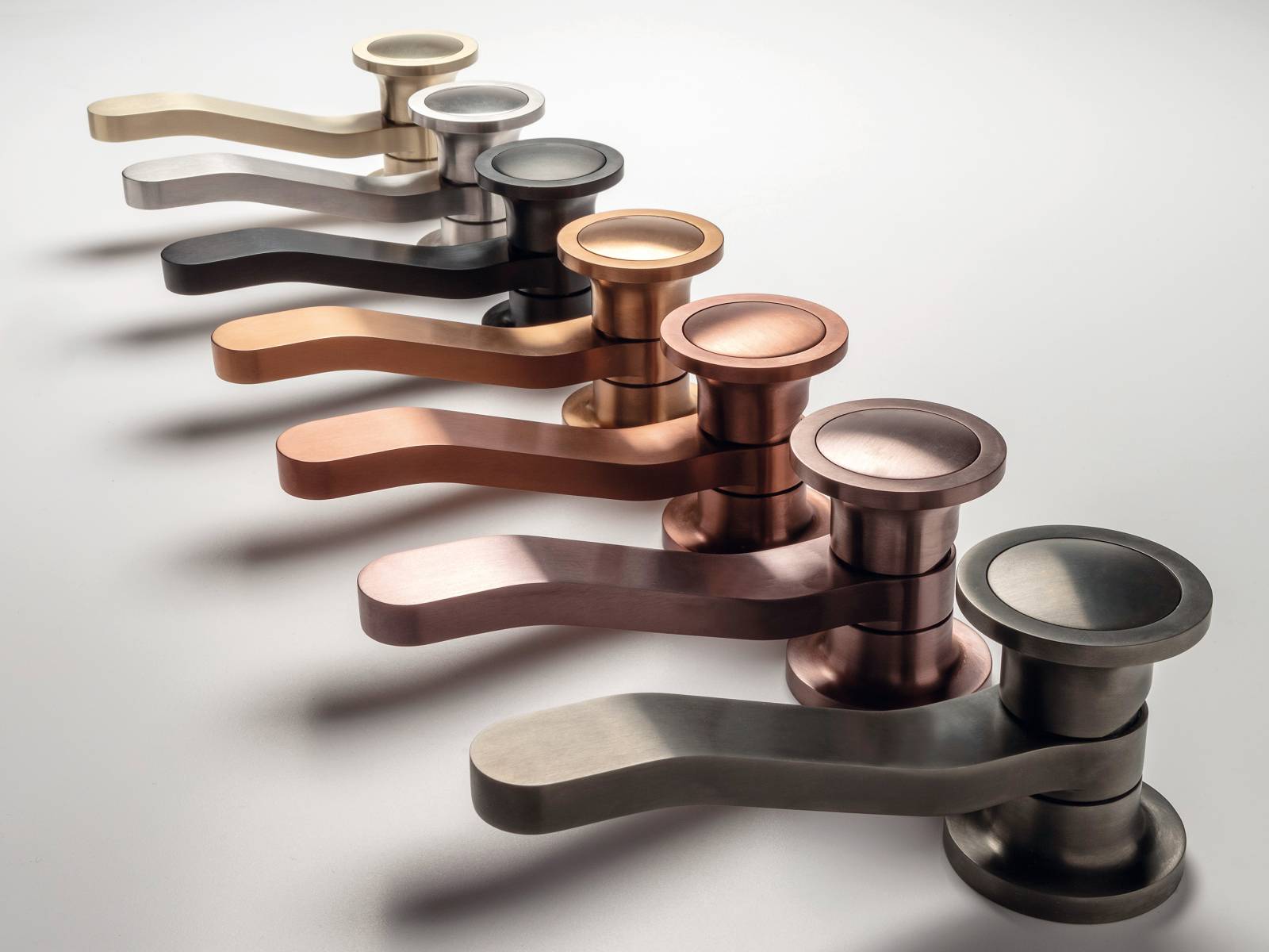 Ein auffälliges Design, inspiriert von einer Armaturenlinie aus den 1980er-Jahren, sowie verschiedene Farbausführungen in edlen Gold-, Bronze- und Messing-tönen, kennzeichnen die neue Serie JK21 aus Edelstahl. Zazzeri.