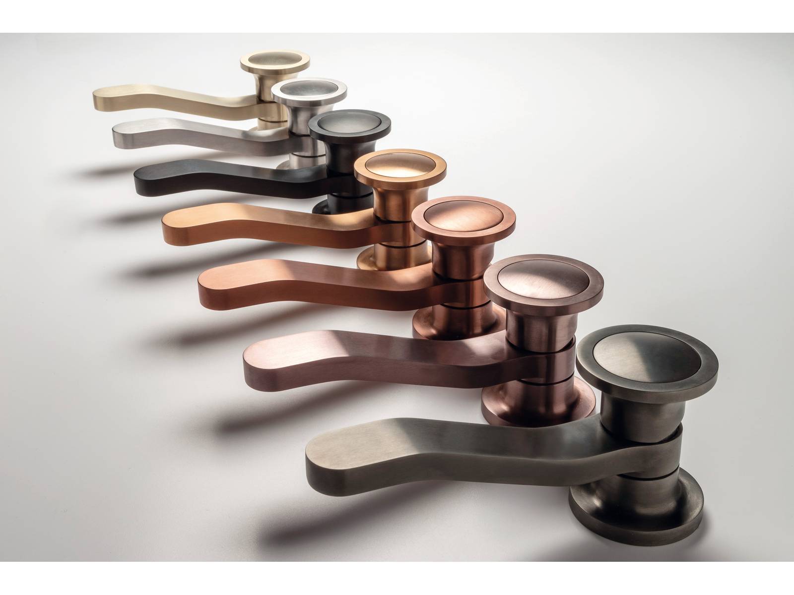 Ein auffälliges Design, inspiriert von einer Armaturenlinie aus den 1980er-Jahren, sowie verschiedene Farbausführungen in edlen Gold-, Bronze- und Messing-tönen, kennzeichnen die neue Serie JK21 aus Edelstahl. Zazzeri.