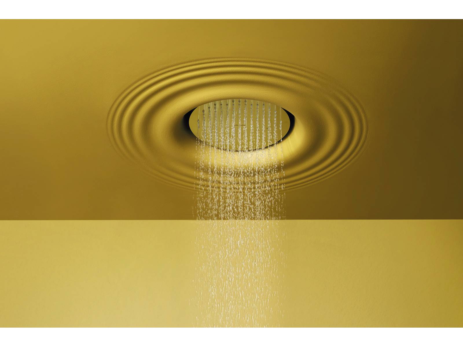 «Raindrop» heisst der Duschkopf, der direkt in die Decke integriert werden kann. Bei genauerem Hinsehen entdeckt man die feinen, konzentrischen Kreise, die den Duschkopf umrunden und ihm den Namen geben – angelehnt an den Effekt, den ein einzelner Tropfen auf der Wasseroberfläche erzeugt. In verschiedenen Farben erhältlich. Antoniolupi.