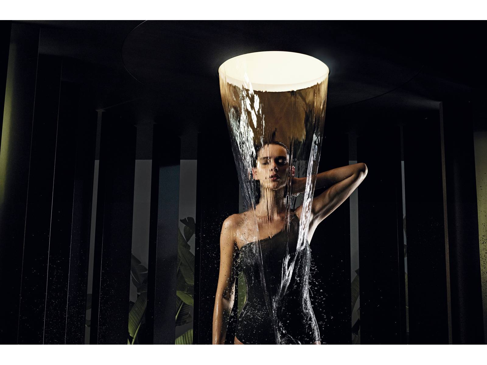 Ein Erlebnis für alle Sinne garantiert die Neuheit «Aquamoon»: Eine Choreografie aus Wasser, Strahlarten, Lichtstimmungen und Düften sorgt dafür, dass auch die letzten Gedanken an den Alltag für ein paar magische Momente vergessen sind. Vier Strahlarten, jeweils mit anderen Lichtstimmungen und Düften kombiniert, können je nach Stimmung und Bedürfnis gewählt werden. Design: Michael Neumayr. Dornbracht.