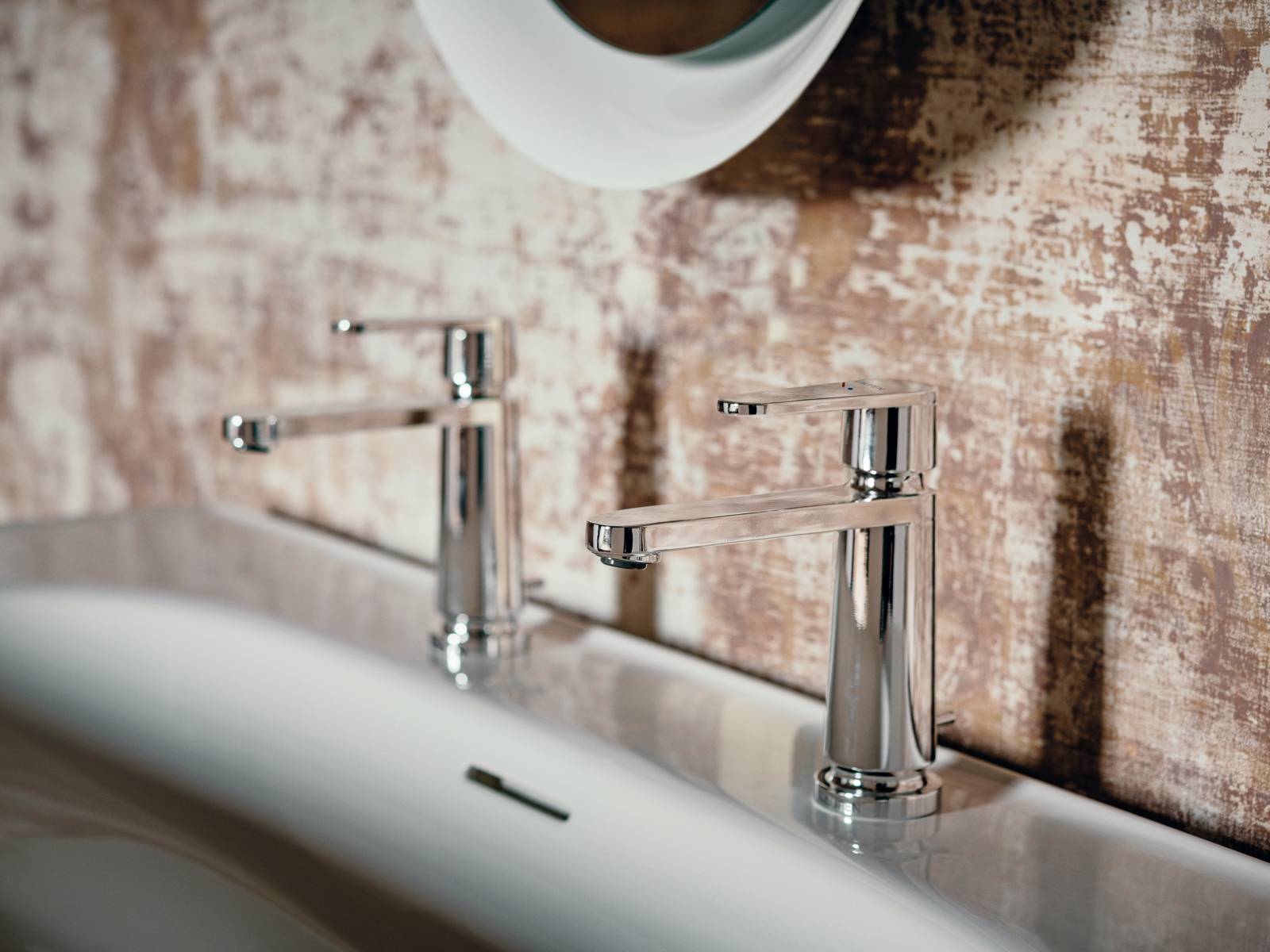 Der niederländische Designer Marcel Wanders ist bekannt für Entwürfe, die sich in Form oder Grundgedanken an Geschichte und Poesie anlehnen. Mit «Arwa Newclassic» hat er eine Armatur geschaffen, die mit ihrer schlanken, konischen Form an imposante Säulen aus dem römischen Reich erinnert. Laufen Schweiz AG.