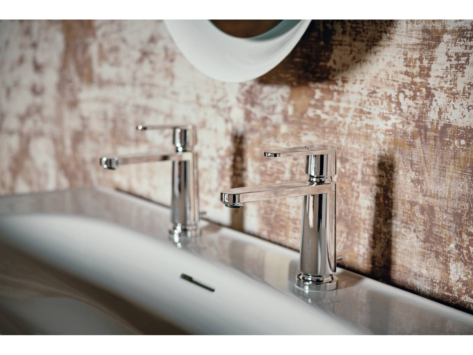 Der niederländische Designer Marcel Wanders ist bekannt für Entwürfe, die sich in Form oder Grundgedanken an Geschichte und Poesie anlehnen. Mit «Arwa Newclassic» hat er eine Armatur geschaffen, die mit ihrer schlanken, konischen Form an imposante Säulen aus dem römischen Reich erinnert. Laufen Schweiz AG.