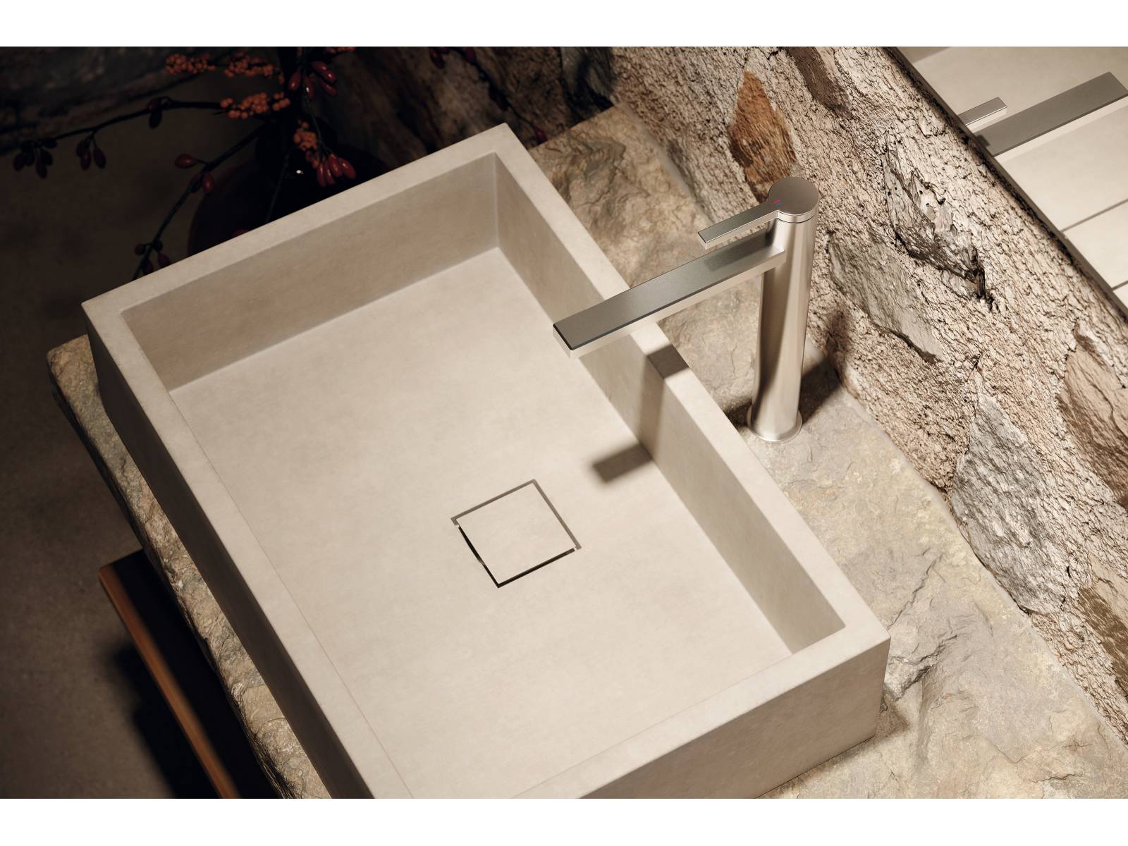 Klar und präzise ist das Design dieser Schweizer Armatur. «Ava E» passt mit ihrer zeitlosen Form zu praktisch allen Stilwelten, ist aus massivem Edelstahl gefertigt und dadurch dauerhaft pflegeleicht und weitgehend kratzfest. KWC.