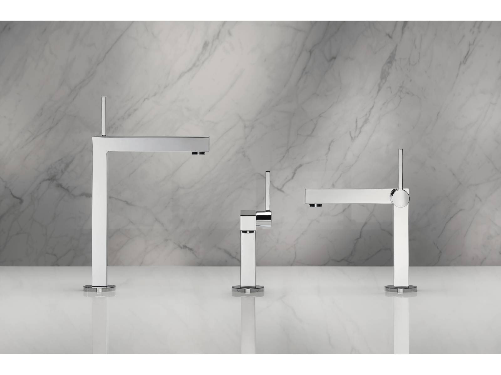 Rund und eckig, Kreis und Quadrat – das sind die massgebenden Merkmale der Edition 90, die ihren Namen auch deshalb hat, weil sich die Designsprache im 90 Grad Winkel konsequent durch die komplette Badlinie zieht – nicht nur bei den Armaturen. Design: Tesseraux + Partner. Keuco.