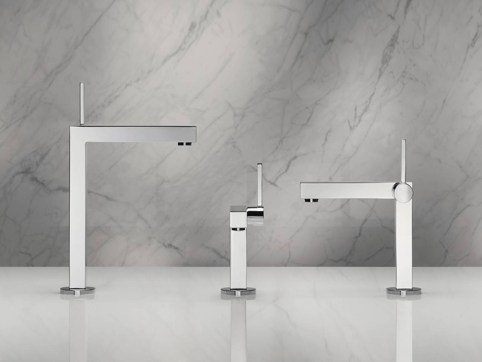 Rund und eckig, Kreis und Quadrat – das sind die massgebenden Merkmale der Edition 90, die ihren Namen auch deshalb hat, weil sich die Designsprache im 90 Grad Winkel konsequent durch die komplette Badlinie zieht – nicht nur bei den Armaturen. Design: Tesseraux + Partner. Keuco.