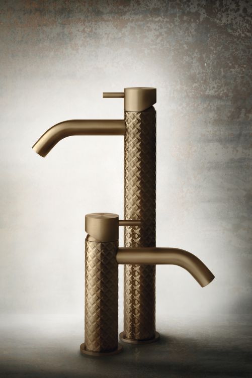 Die Armaturen aus dem neuen Programm 316 sind aus einem speziellen Stahl gefertigt, der den Ansprüchen an die Handwerkskunst des Unternehmens gerecht wird. Schön zeigt sich das zum Beispiel bei der Armatur «316 Intrecci», in die ein rhombenförmiges Muster eingraviert wurde. Gessi.