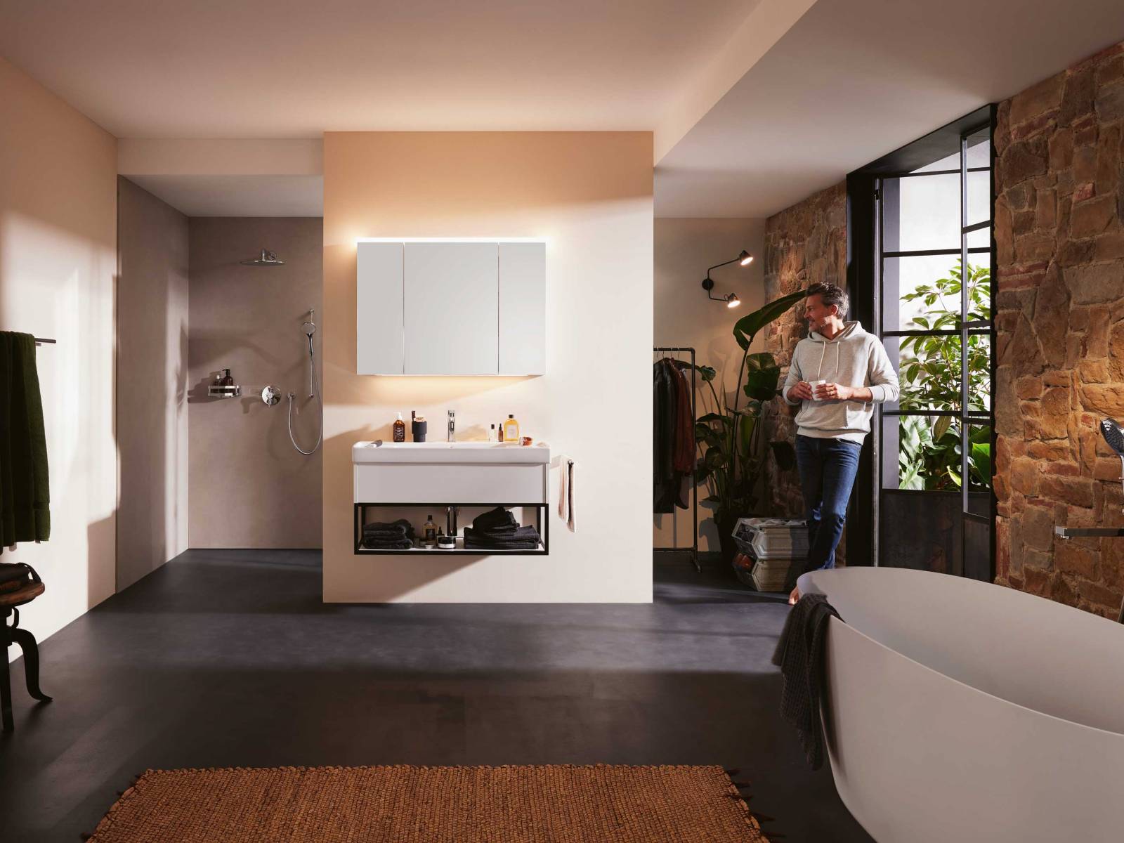 «Koho» heisst die Badeinrichtung, die als Gesamtlösung gedacht ist und ausschliesslich aus «Alterna»-Produkten besteht. Diese sind funktional und ästhetisch aufeinander abgestimmt. Hier wurde zum Spiegelschrank der Waschtisch «Alterna Calea S» kombiniert, der ein offenes Fach für attraktive Badaccessoires bietet. SANITAS TROESCH.