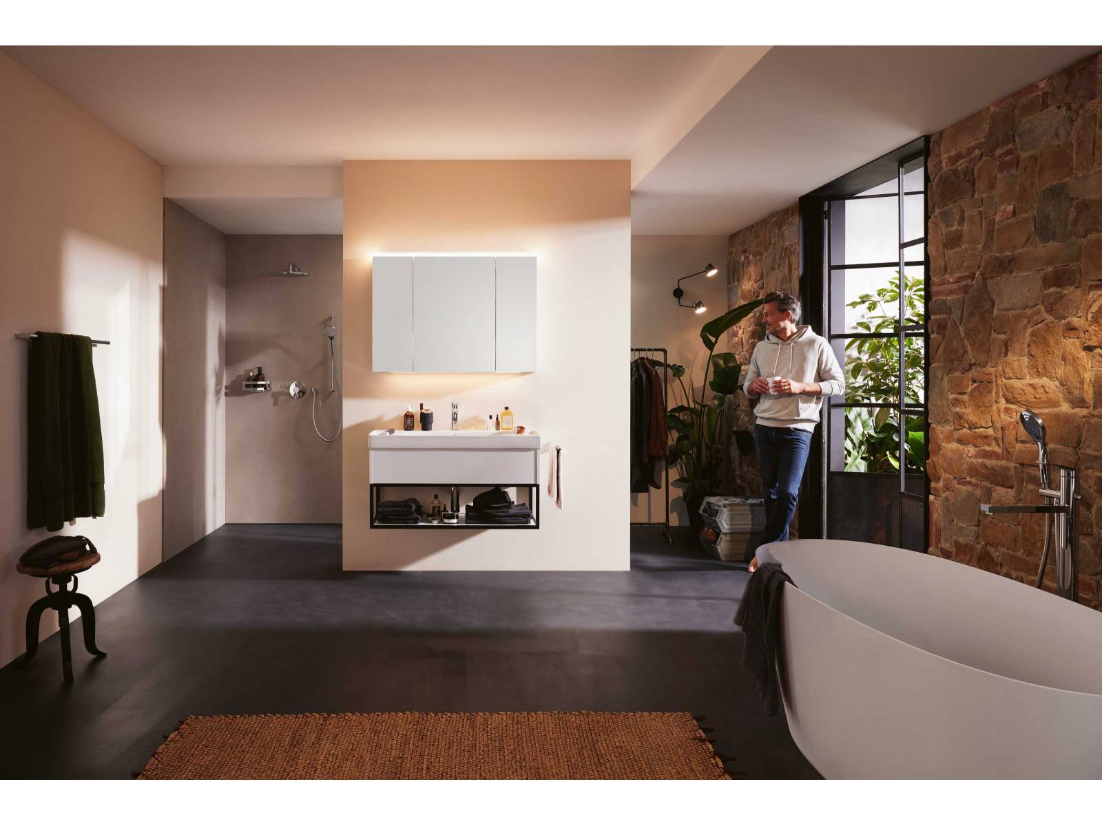 «Koho» heisst die Badeinrichtung, die als Gesamtlösung gedacht ist und ausschliesslich aus «Alterna»-Produkten besteht. Diese sind funktional und ästhetisch aufeinander abgestimmt. Hier wurde zum Spiegelschrank der Waschtisch «Alterna Calea S» kombiniert, der ein offenes Fach für attraktive Badaccessoires bietet. SANITAS TROESCH.