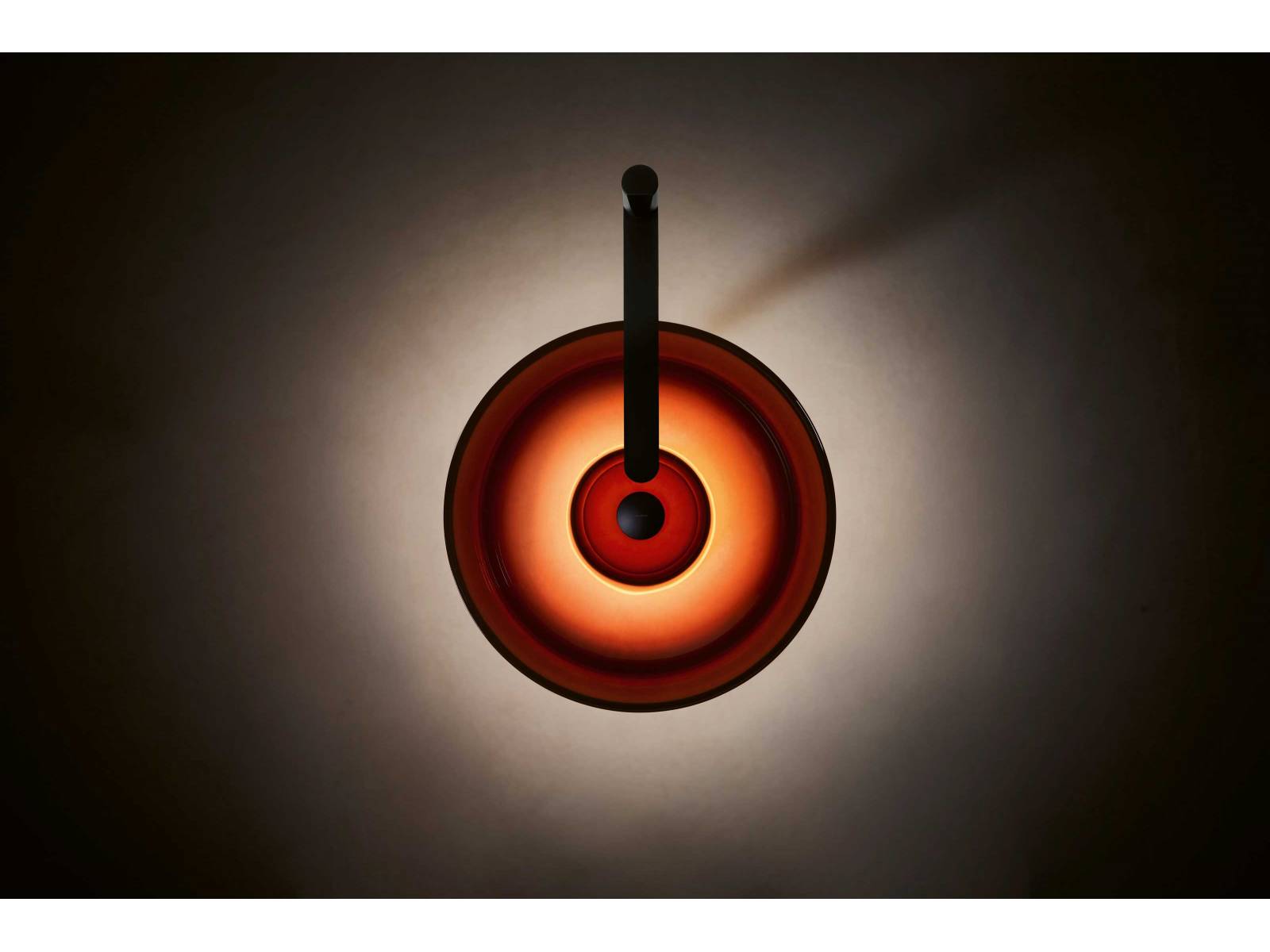 Das besondere Design des freistehenden Waschbeckens «Albume Lux» entsteht durch die Überlagerung der beiden geometrischen Figuren von Becken und Sockel. Letzterer besteht aus einem lichtdurchlässigen Harz, der das Lavabo zur stimmungsvollen Leuchte werden lässt. Design: by AL Studio. ANTONIOLUPI.