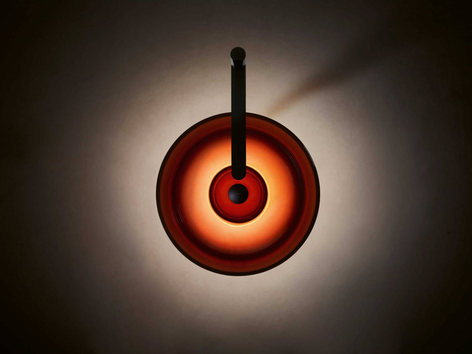 Das besondere Design des freistehenden Waschbeckens «Albume Lux» entsteht durch die Überlagerung der beiden geometrischen Figuren von Becken und Sockel. Letzterer besteht aus einem lichtdurchlässigen Harz, der das Lavabo zur stimmungsvollen Leuchte werden lässt. Design: by AL Studio. ANTONIOLUPI.