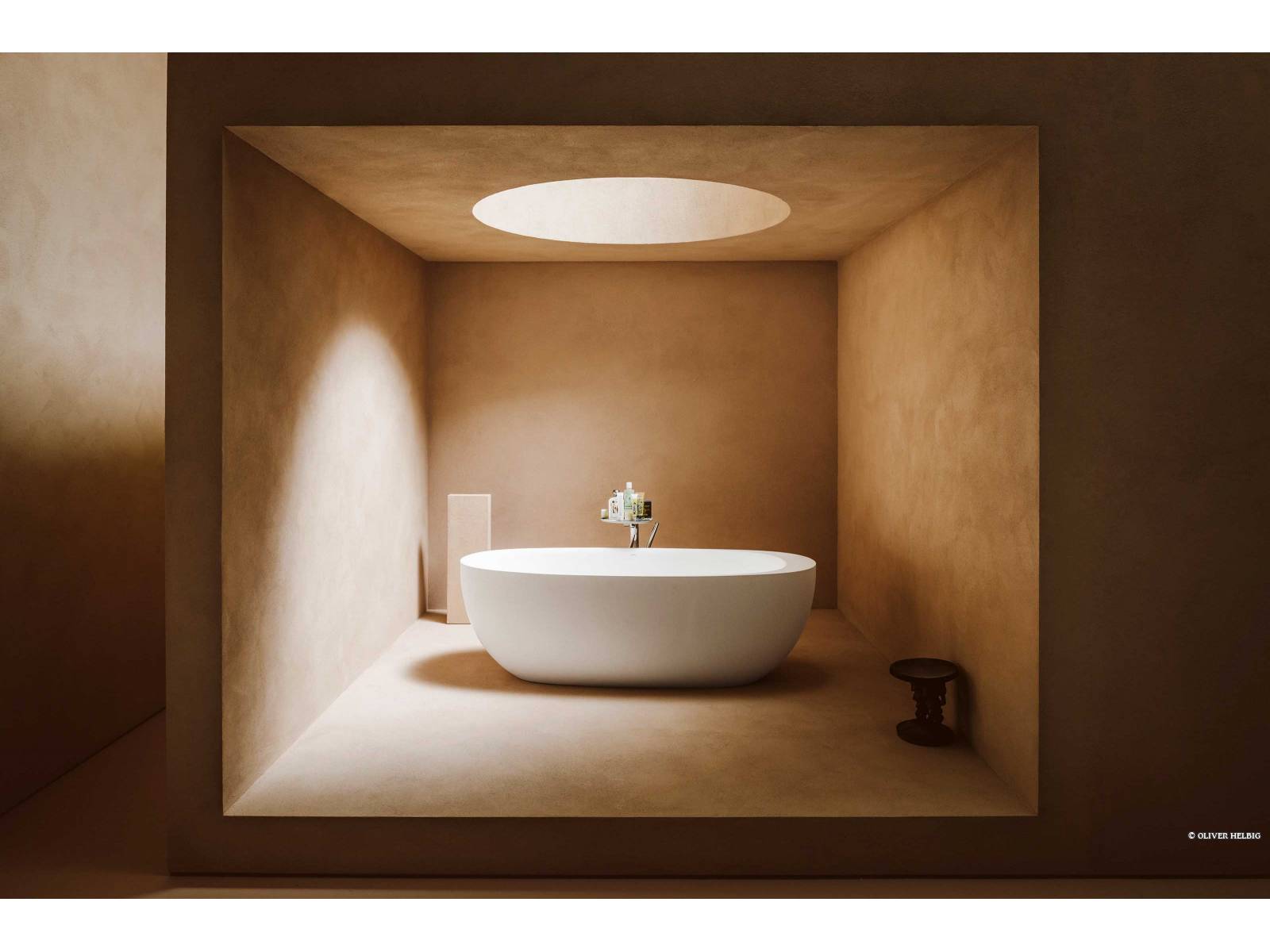 In Zusammenarbeit mit Stefano Giovannoni und Alessi entstand 2002 die Badkollektion «Ilbagnoalessi». Neben Waschtischschalen aus dünnwandiger Saphirkeramik wird sie nun um eine freistehende Badewanne aus Mineralwerkstoff erweitert, die in Weiss, aber auch mit schwarzer oder dunkelbrauner Aussenseite erhältlich ist. LAUFEN.