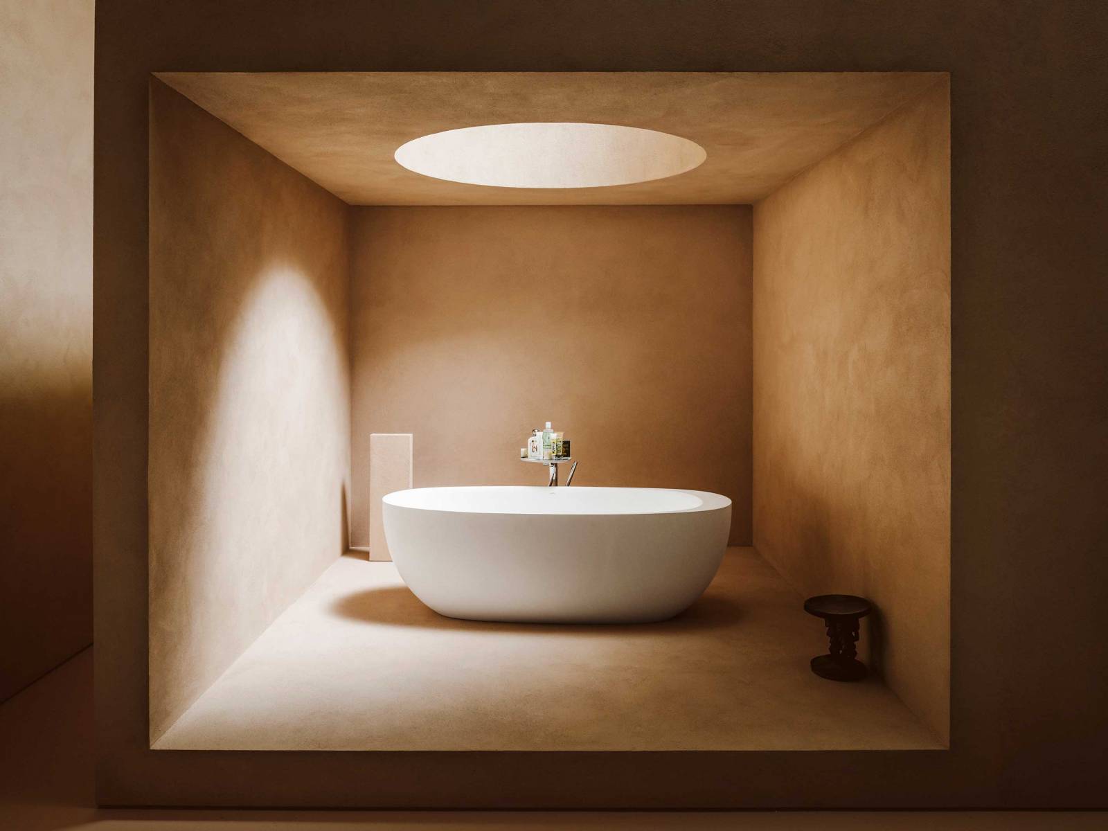 In Zusammenarbeit mit Stefano Giovannoni und Alessi entstand 2002 die Badkollektion «Ilbagnoalessi». Neben Waschtischschalen aus dünnwandiger Saphirkeramik wird sie nun um eine freistehende Badewanne aus Mineralwerkstoff erweitert, die in Weiss, aber auch mit schwarzer oder dunkelbrauner Aussenseite erhältlich ist. LAUFEN.