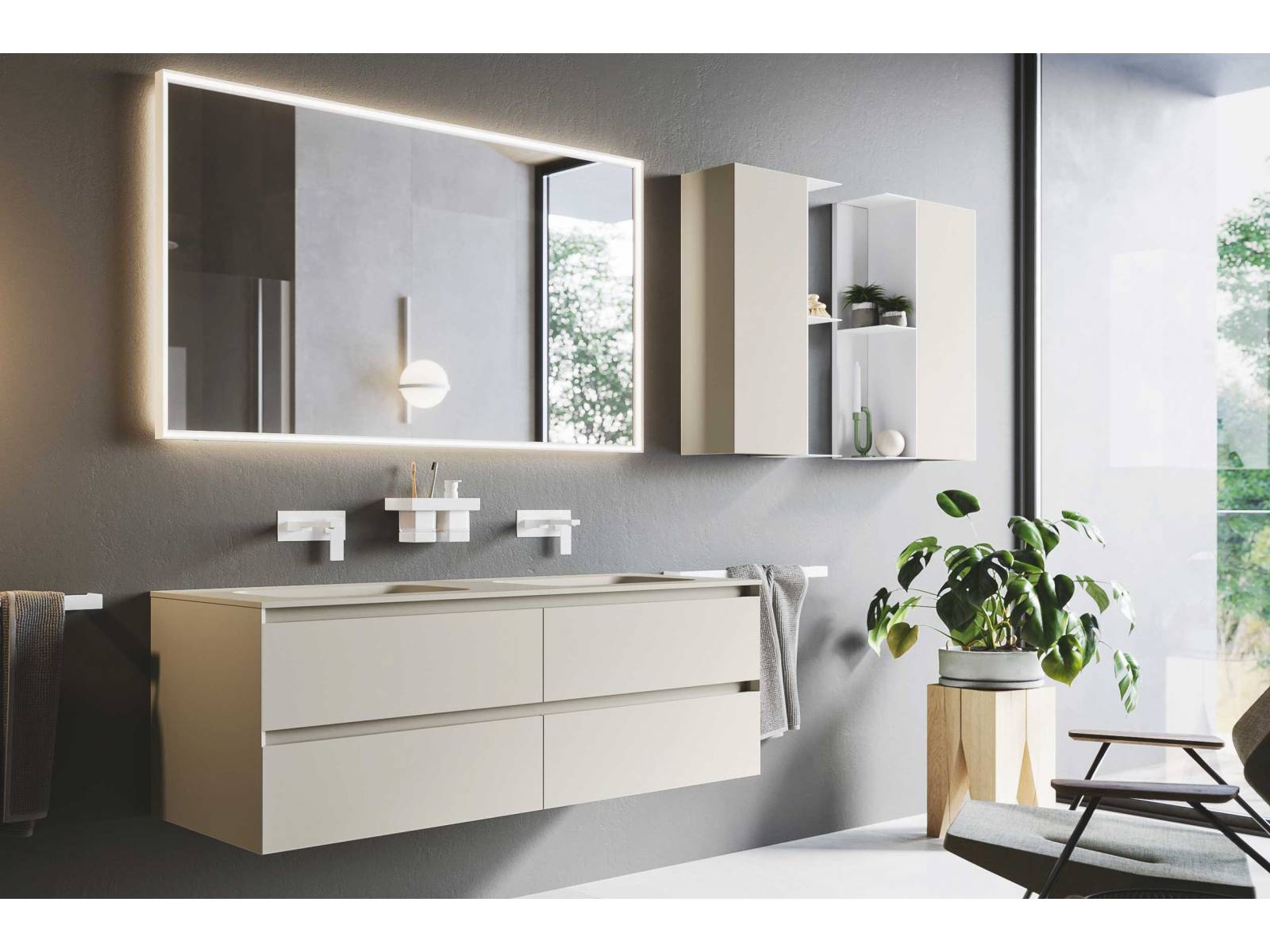 Der Lichtspiegel der Kollektion «Pirano» hat einen Rahmen aus lackiertem Aluminium, auf dem die umlaufende Frontleuchte in einem Winkel von 45 Grad angebracht ist. Dieses Detail sorgt für eine perfekte Beleuchtung ohne störende Schatten. INDA.