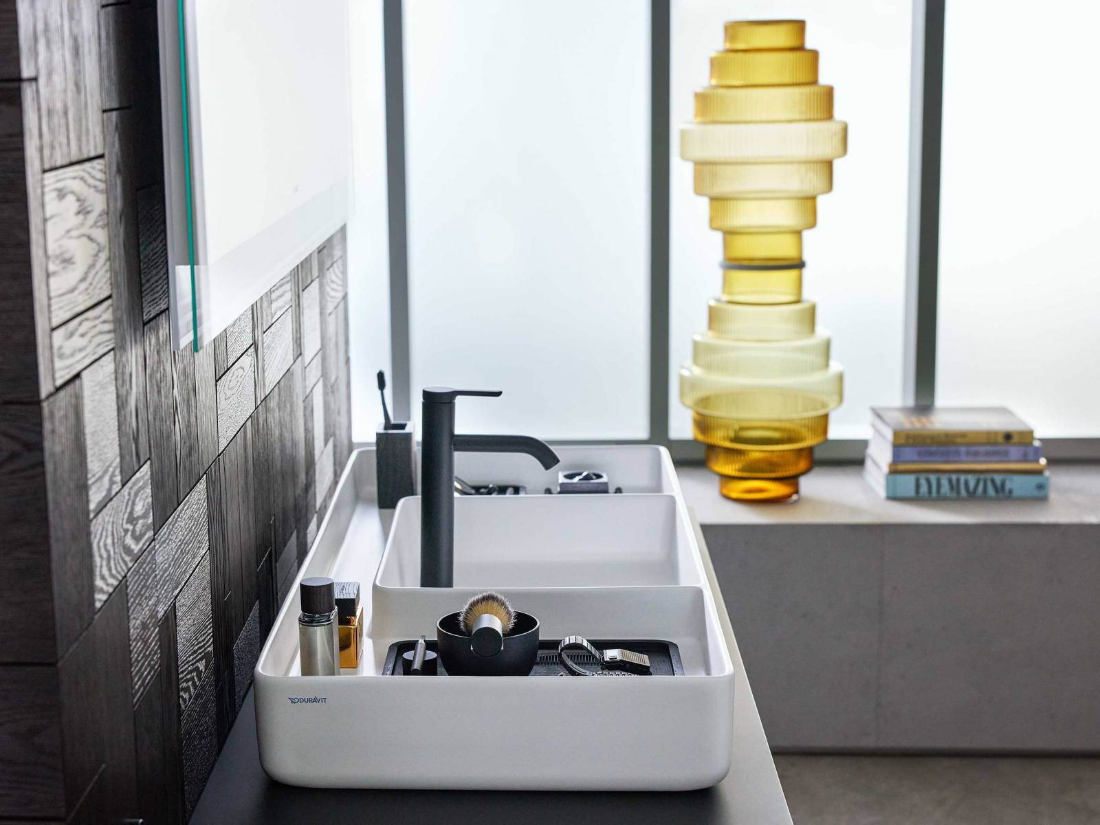 Für «Bento» holte sich Designer Philippe Starck Inspiration bei den gleichnamigen japanischen Boxen, die im Innern durch Trennwände in mehrere Fächer unterteilt sind. Die verschiedenen Zonen der Waschtische bieten praktische Ablageflächen. Hier lassen sich alle persönlichen Gegenstände individuell und griffbereit unterbringen. DURAVIT.