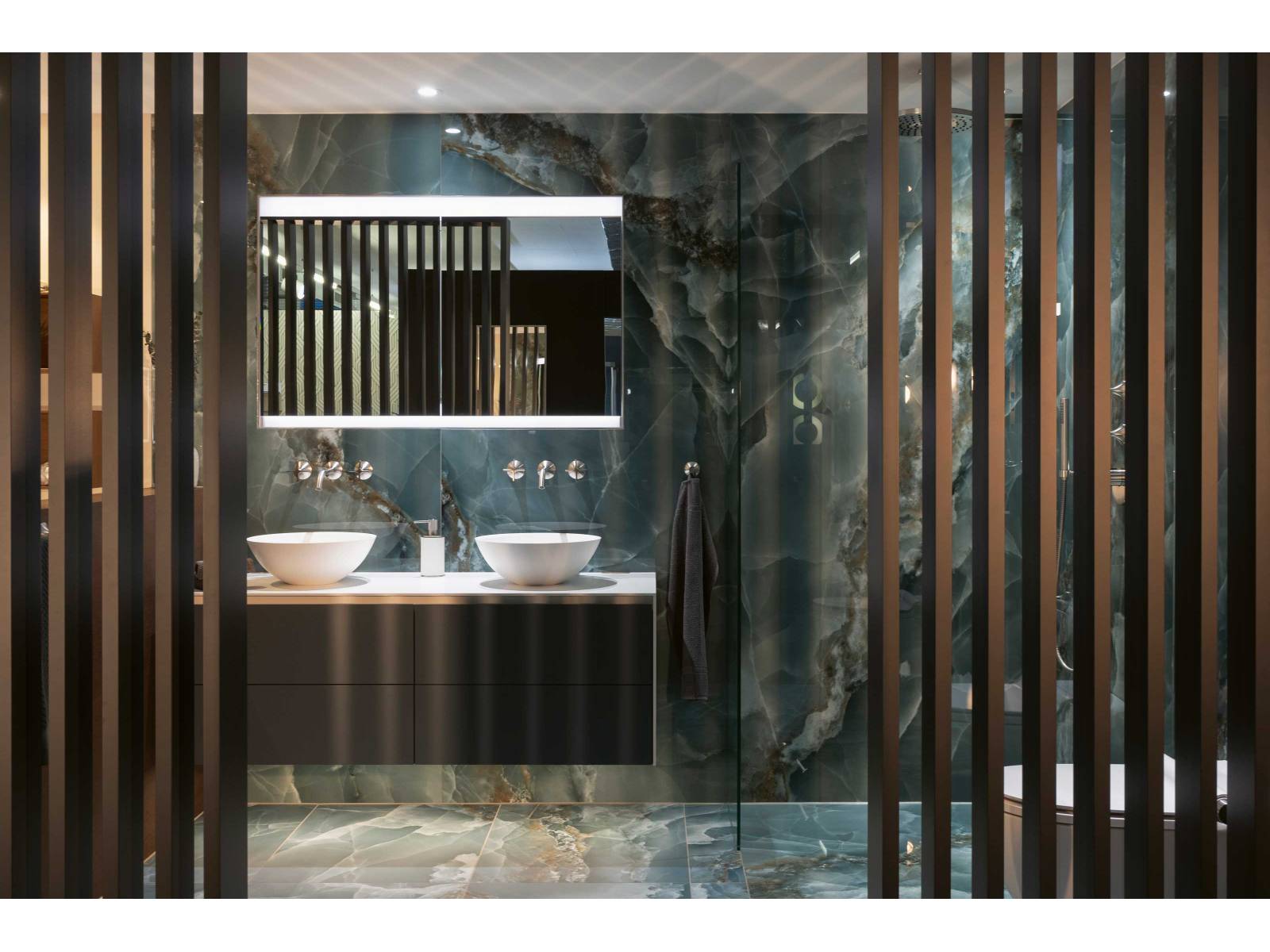 Die neuste Badkoje zeigt Stil mit Platten in Onyx Grün. Live zu sehen ist die edle Schöne in der Bad- und Plattenausstellung in Volketswil. Weitere spannende Einrichtungsbeispiele und Inspiration gibt es in den Ausstellungen in Hinwil, Lachen SZ, Wettingen und Zürich. HUG.