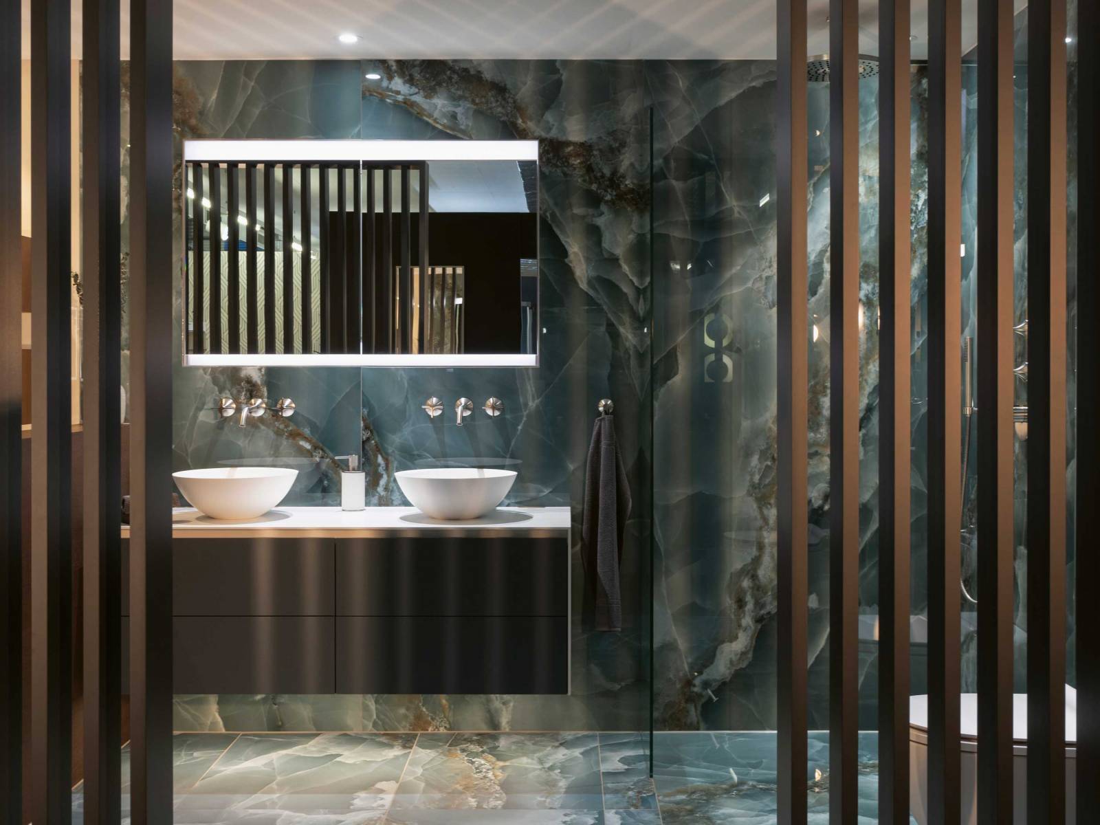 Die neuste Badkoje zeigt Stil mit Platten in Onyx Grün. Live zu sehen ist die edle Schöne in der Bad- und Plattenausstellung in Volketswil. Weitere spannende Einrichtungsbeispiele und Inspiration gibt es in den Ausstellungen in Hinwil, Lachen SZ, Wettingen und Zürich. HUG.