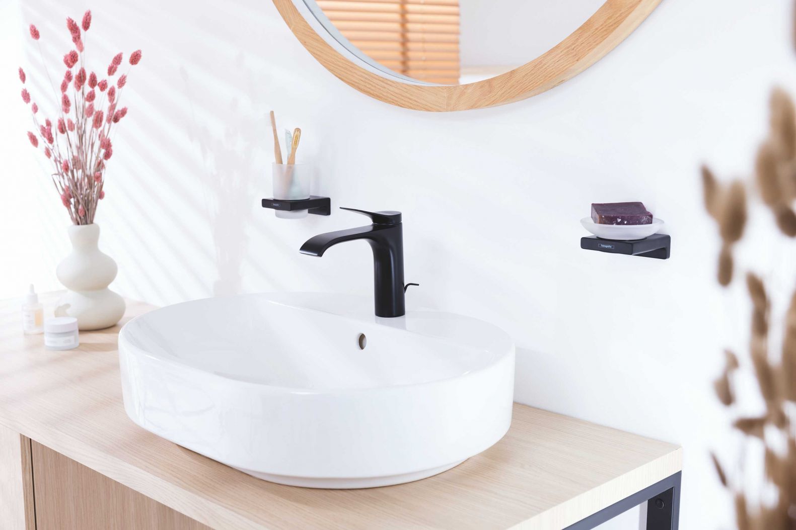 Wasser als sinnliches Element zu erleben, hat sich «Vivenis» zur Aufgabe gemacht. Der mit Luft angereicherte, breite Strahl der Armatur ist einem sanften Wasserfall nachempfunden. Er entsteht durch den flachen Querschnitt des Auslaufs und lädt dazu ein, die Hände darunter und einen Moment inne zu halten. Die Armaturen gibt es in Chrom, Mattschwarz sowie Mattweiss. hansgrohe.ch