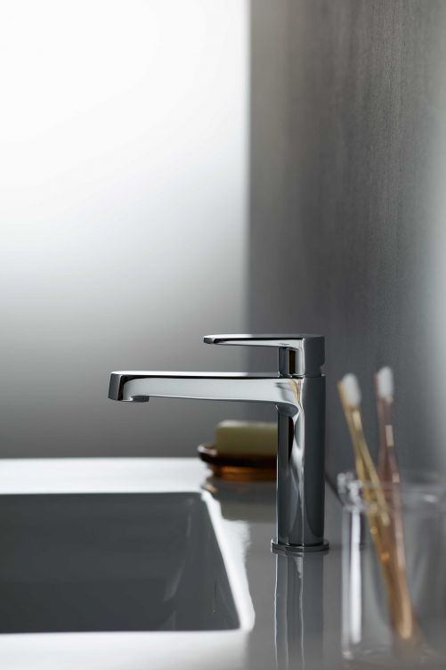 Die Komplettserie «Alterna architect» stammt aus der Feder des Schweizer Architekten und Designers Stephan Hürlemann. Runde Formen und markante Griffe verleihen dieser Linie einen unverwechselbaren Auftritt. Die qualitativ hochwertigen Produkte und das zeitlose Design in Chrom ist mit jedem Badezimmerstil kombinierbar. sanitastroesch.ch