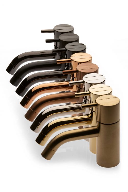 Als der junge Arne Jacobsen den Eingriffmischer «HV1» 1968 für die dänische Nationalbank gestaltete, liess er sich wohl nicht träumen, dass seine Armatur heute in so vielen Farben und Oberflächen erhältlich sein würde. vola.com