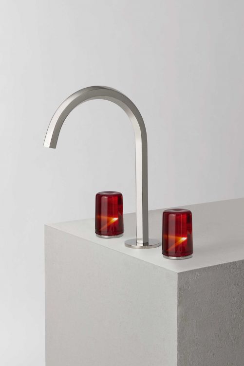 Die Armaturenserie «Venezia» bekam ein Facelift mit zweifarbigen Griffen aus Muranoglas. Fünf Farbvariationen stehen zur Verfügung, darunter Aquamarin-Grün, Amethyst-Bernstein, Rot-Bernstein. Foto: Sara Magni. fantini.it