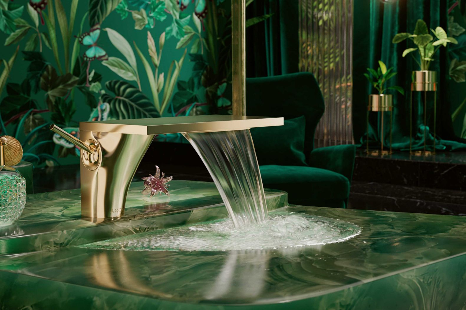 Ikone: Unverwechselbar und trotzdem zeitlos – so definieren sich die Armaturen aus der «Axor Icons»-Linie, die zusammen mit namhaften Designer-Innen entwickelt werden. Wie zum Beispiel diese hier von Jean-Marie Massaud, deren Wasserstrahl die Form eines seidigen Wasserfalls hat, der aus einem dünnen Auslauf fliesst. Die Armatur wirkt mit ihrer Form sinnlich-organisch. HANSGROHE.CH