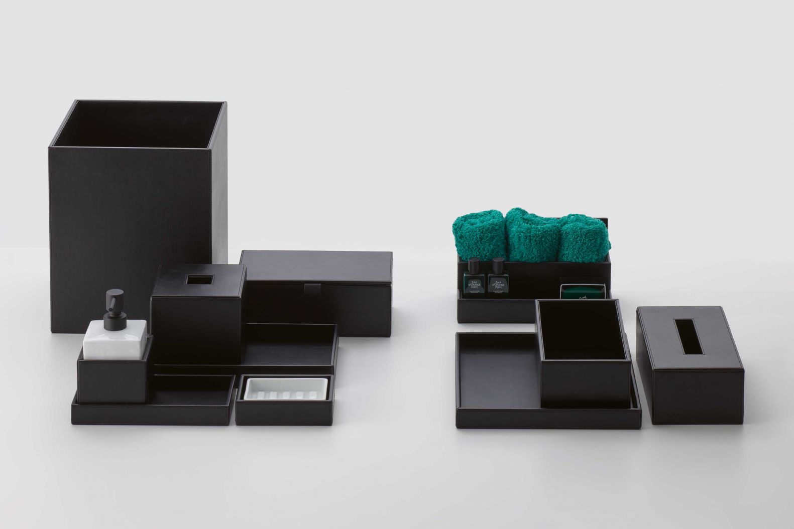 Facelifting: Die Badaccessoires aus der «Brownie»-Serie haben ein Facelifting bekommen. Neu gibt es sie in drei Farben – Schwarz, Weiss und Beige – und gleichzeitig sind die Nähte Ton in Ton. Die Kollektion ist aus abwaschbarem Kunstleder gefertigt und besteht aus Papierkorb, Wäsche-, Utensilienbehälter, Tabletts, Papiertuch-, Seifenspender sowie einer Seifenschale mit Porzellaneinsatz. DECOR-WALTHER.COM