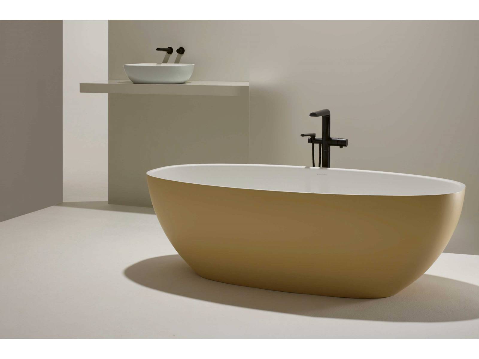 Frischer Schwung: Zusammen mit dem Wallpaper-Magazin entwickelte der britische Hersteller eine neue Farbpalette für seine freistehenden Wannen. Drei spannende Farbreihen mit jeweils zehn RAL Farben stehen zur Wahl. Wanne «Barcelona» in RAL 1014 gehört zur Serie Dune Retreat. Victoria &amp; Albert.