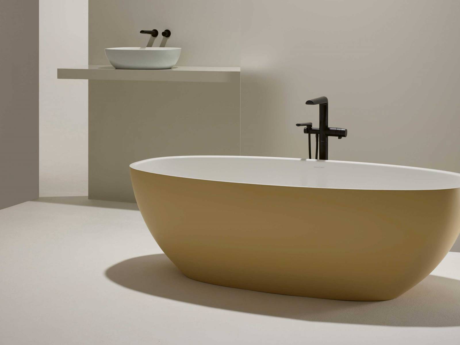 Frischer Schwung: Zusammen mit dem Wallpaper-Magazin entwickelte der britische Hersteller eine neue Farbpalette für seine freistehenden Wannen. Drei spannende Farbreihen mit jeweils zehn RAL Farben stehen zur Wahl. Wanne «Barcelona» in RAL 1014 gehört zur Serie Dune Retreat. Victoria & Albert.