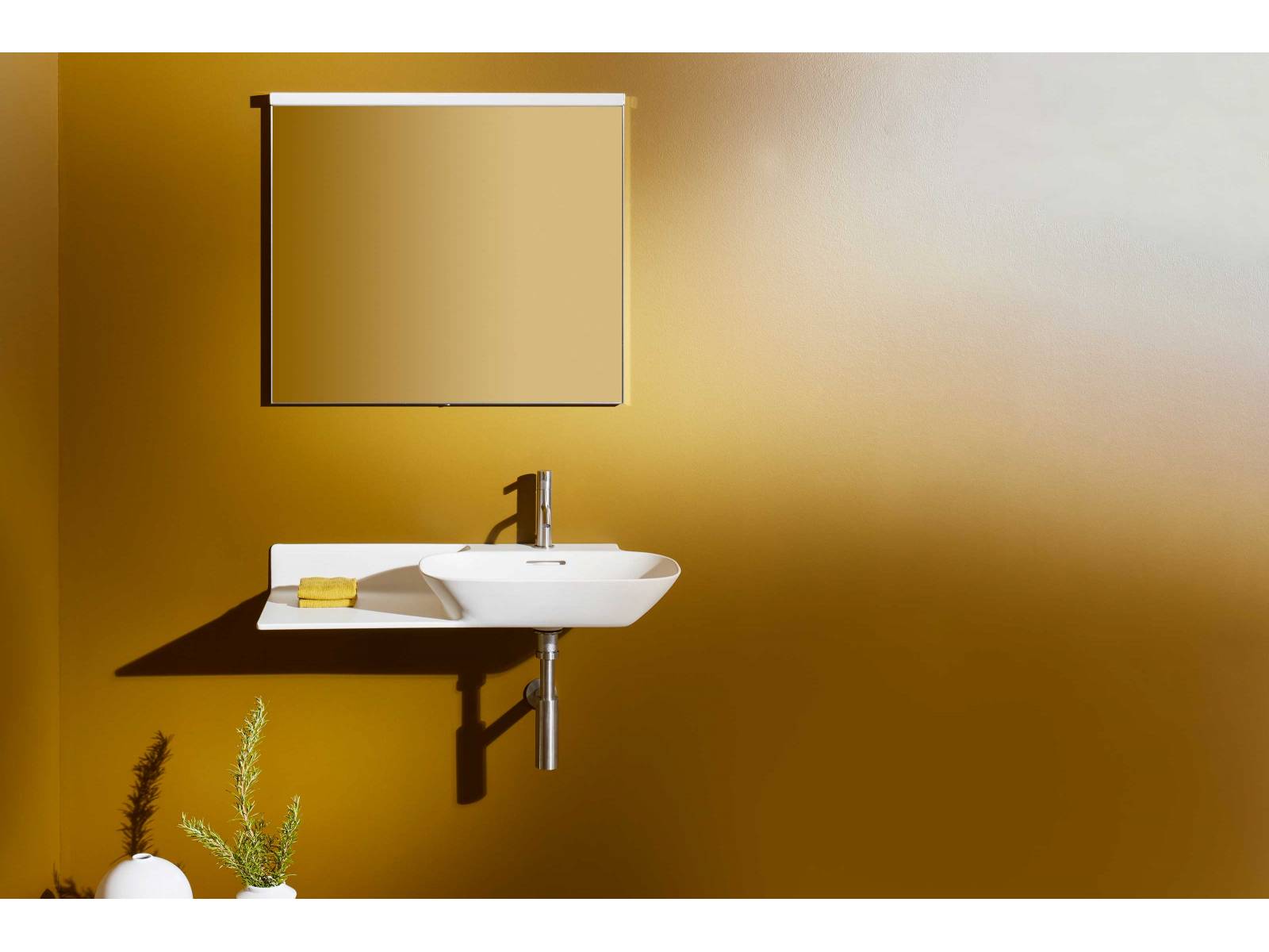 Der französische Designer Toan Nguyen nutzte die Vorteile der dünnwandigen Saphirkeramik und entwarf ein Lavabo, das platzsparend und elegant zugleich ist. «Ino» gibt es auch mit einer Ablage auf der rechten oder linken Seite. Keramik Laufen.