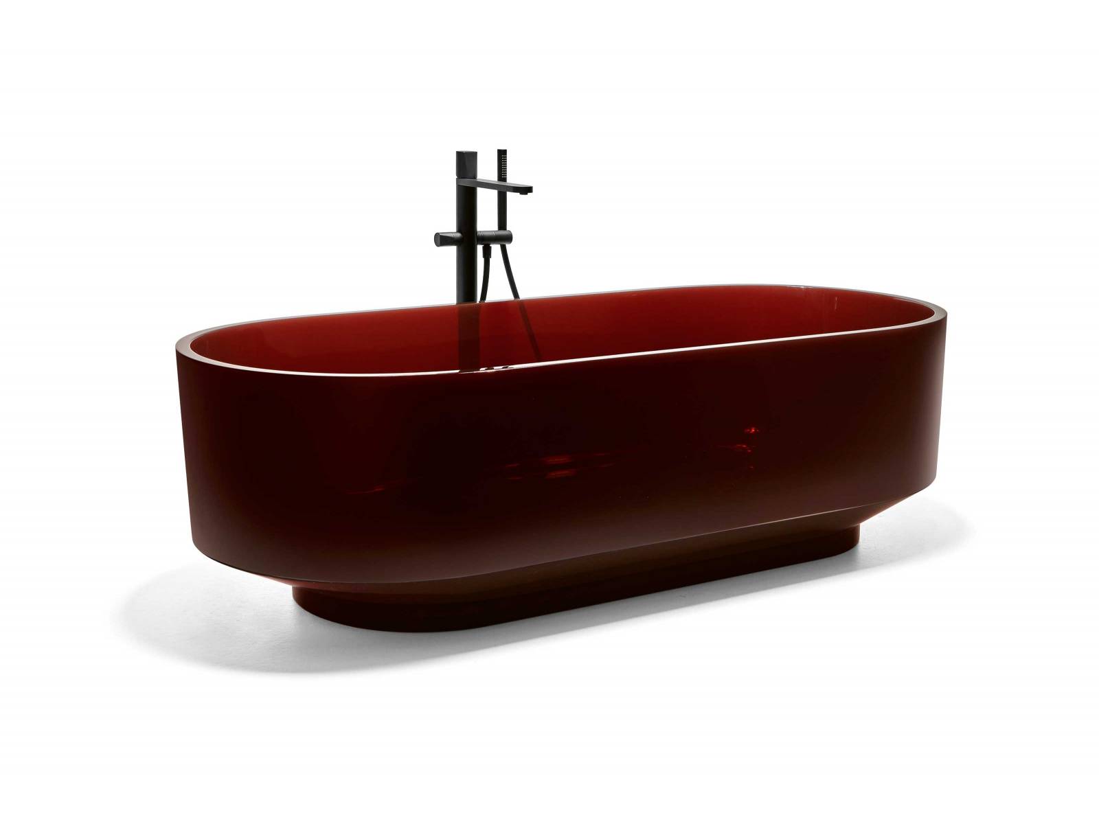 Mostato, Barrique, Vespero (im Bild) und Noturno heissen die neuen Farben, die Andrea Lupi zusammen mit Gumdesign für die Waschbecken-Kollektion «Crystalmood» entwickelt hat. Neu gibt es auch die Badewanne «Borghi» in den wundervollen Farben, die sich von den warmen Herbsttönen der Toskana ableiten. Antonio Lupi.