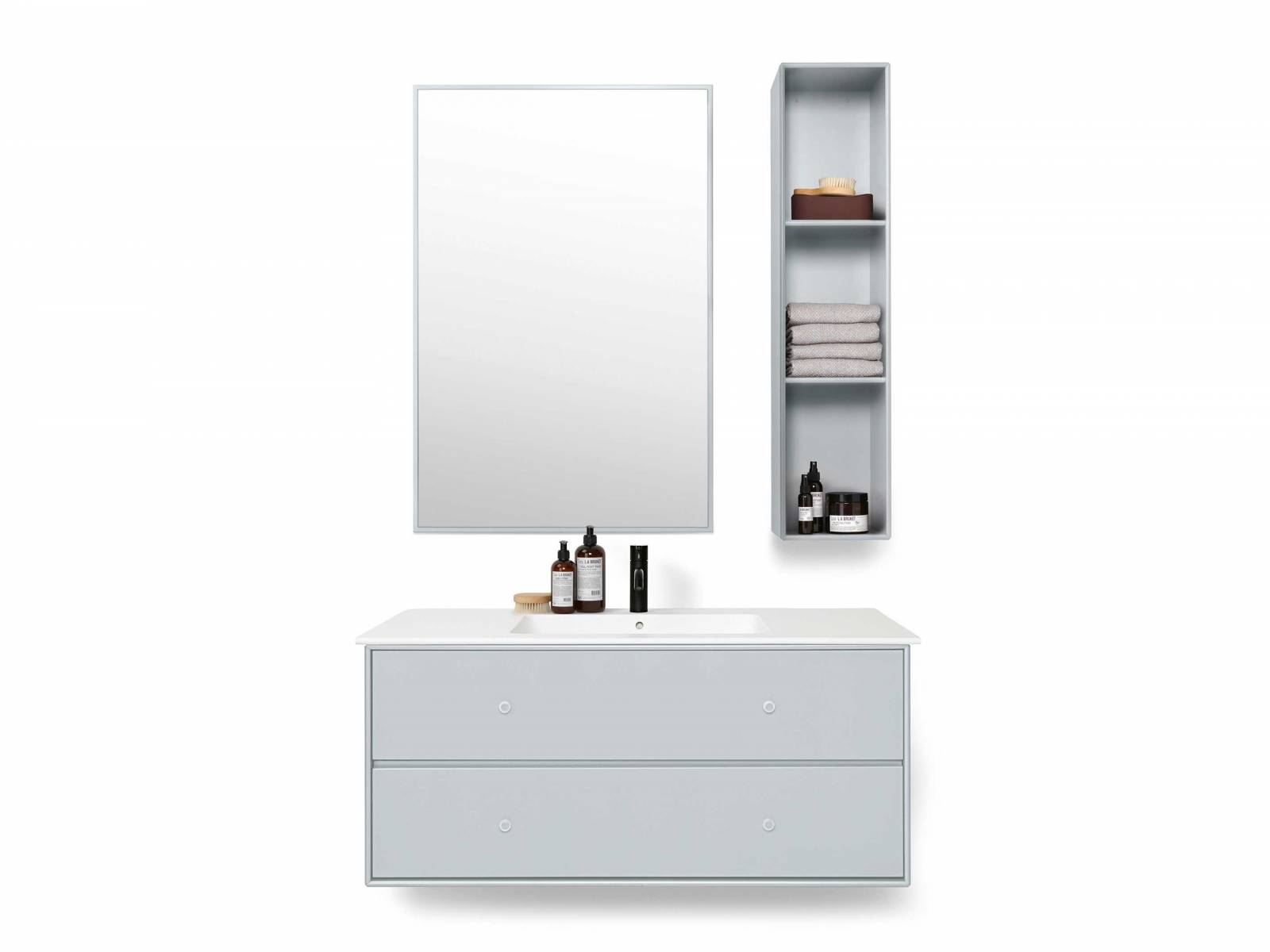 Die umweltfreundliche Badmöbelkollektion besteht aus wasserabweisendem MDF und sorgt in 40 Lacken für einen fröhlichen Start in den Tag. Die Kollektion umfasst neben Schränken auch Spiegel und Waschbecken. Montana.