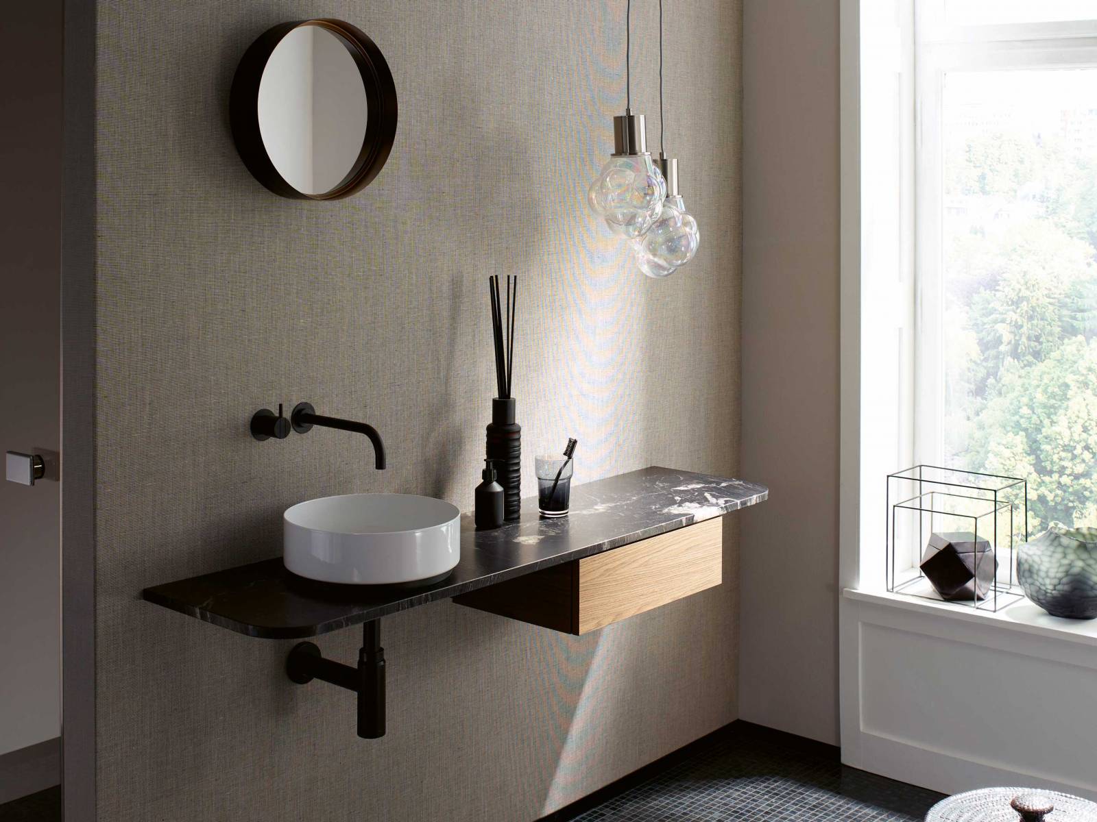 Möbel, Badewannen, Duschtrennwände, WC’s, Spiegel, Waschtischmöbel, Armaturen oder Accessoires — bei «Alterna» findet man alles, was man im Badezimmer nicht missen möchte. Die Devise heisst: Finde was dir gefällt und kombiniere. Im Bild: Kollektion «Uma» von Iria Degen. Sanitas Trösch.